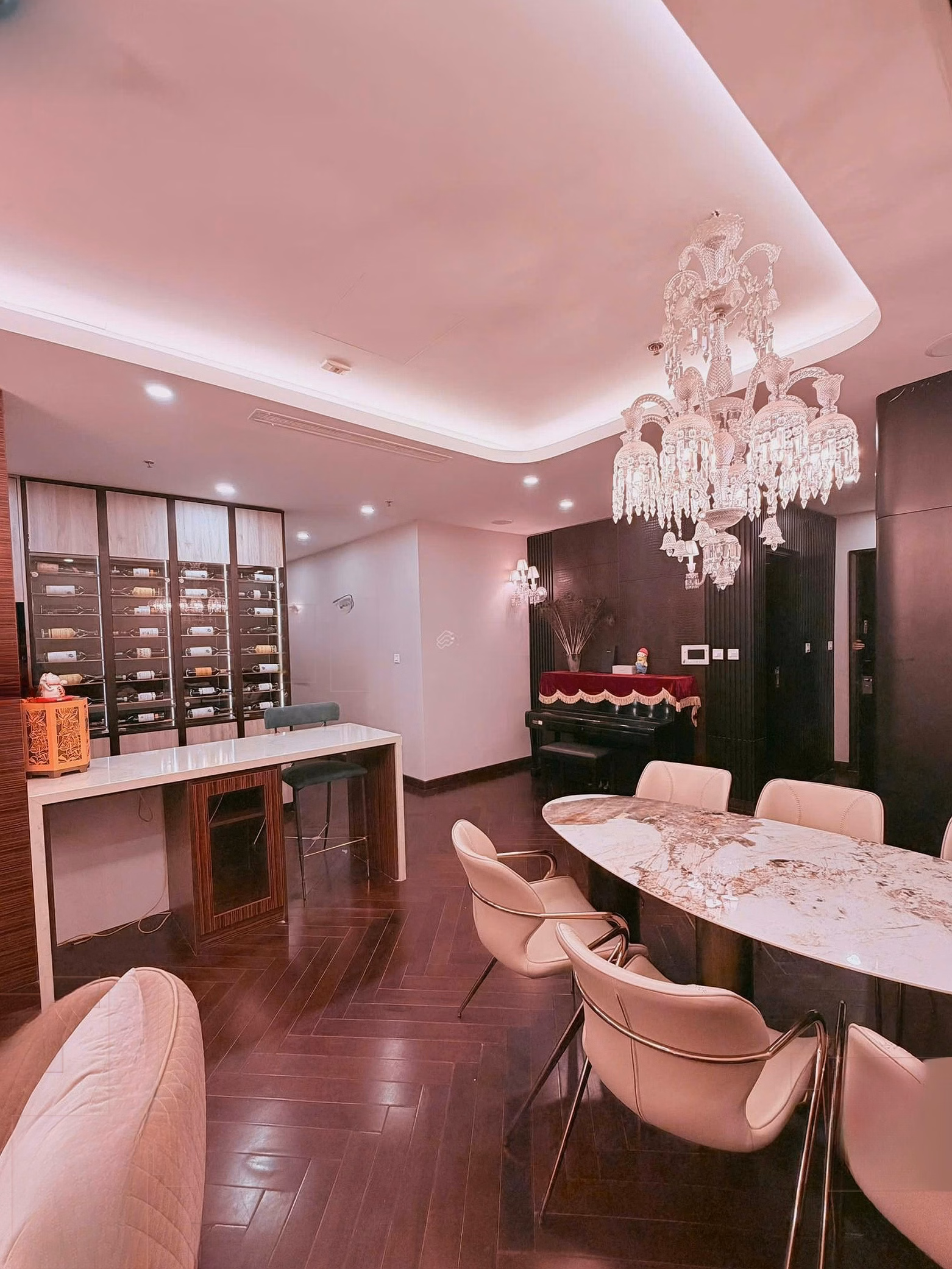 3-bedroom corner apartment for rent in Park Hill. Extremely luxury furniture over 1.3 billion at Times City area