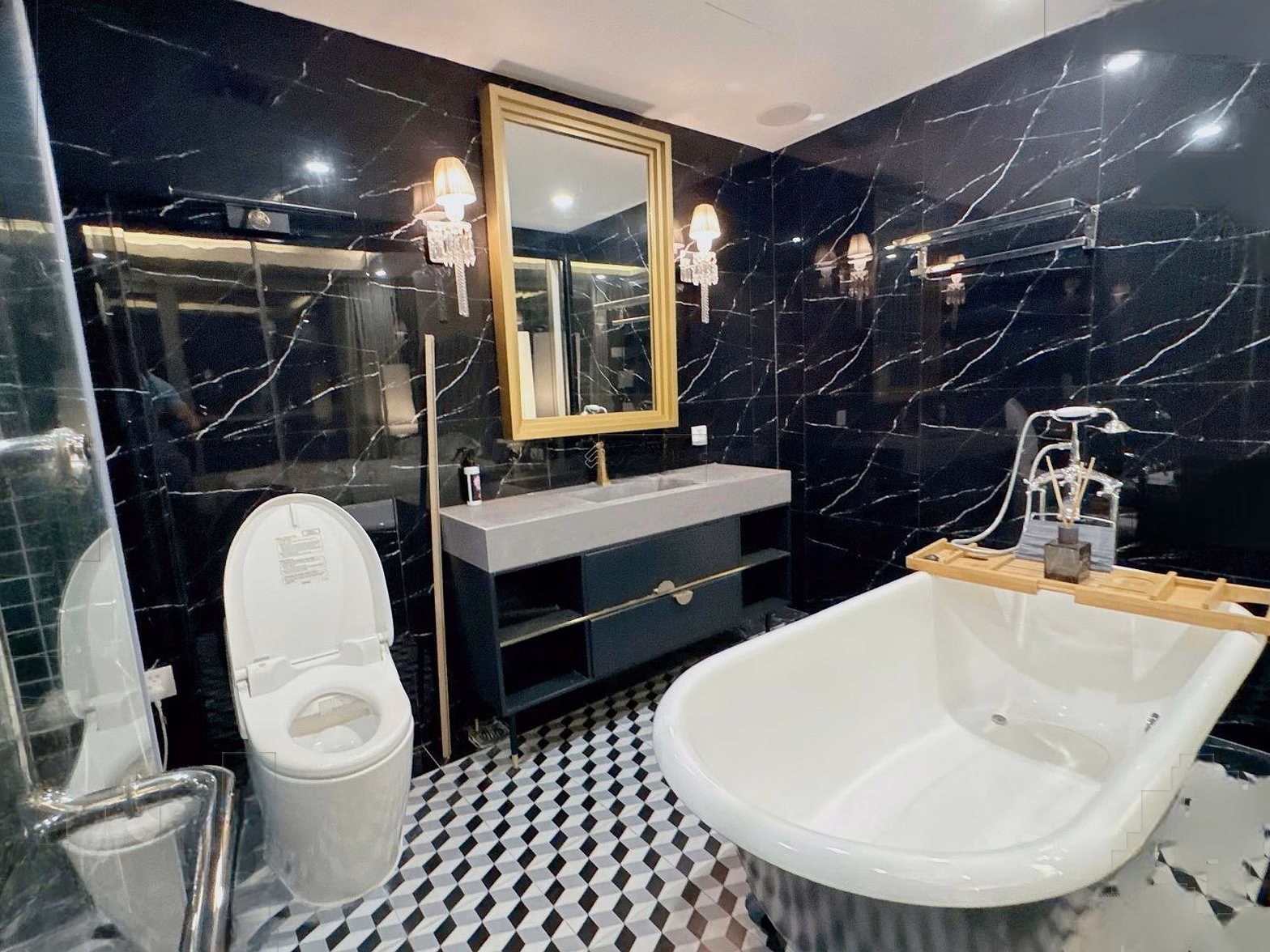 3-bedroom corner apartment for rent in Park Hill. Extremely luxury furniture over 1.3 billion at Times City area