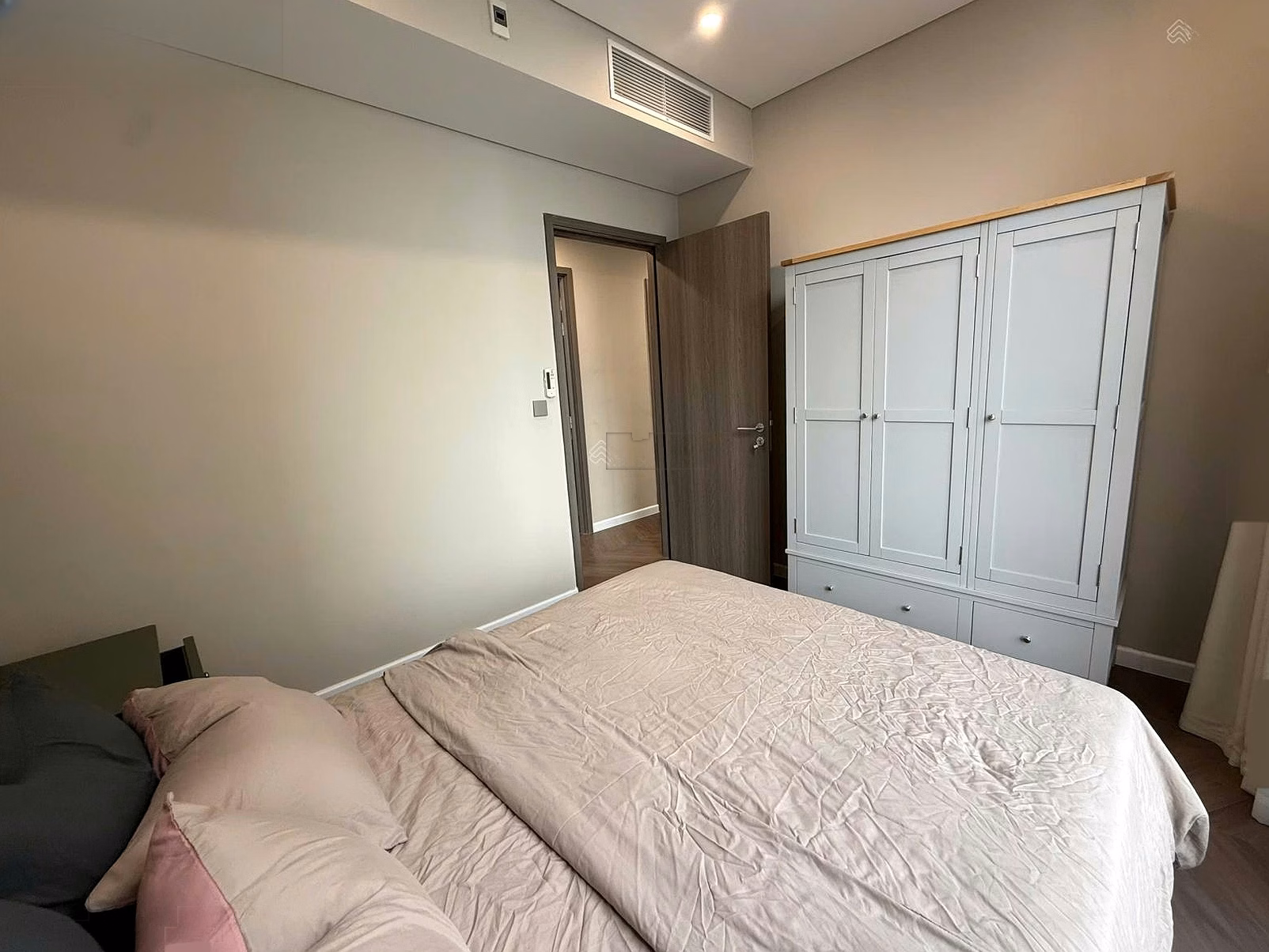 HOT! The owner owns the apartment for rent at good prices from only 5 million in all subdivisions 0963 264 ***