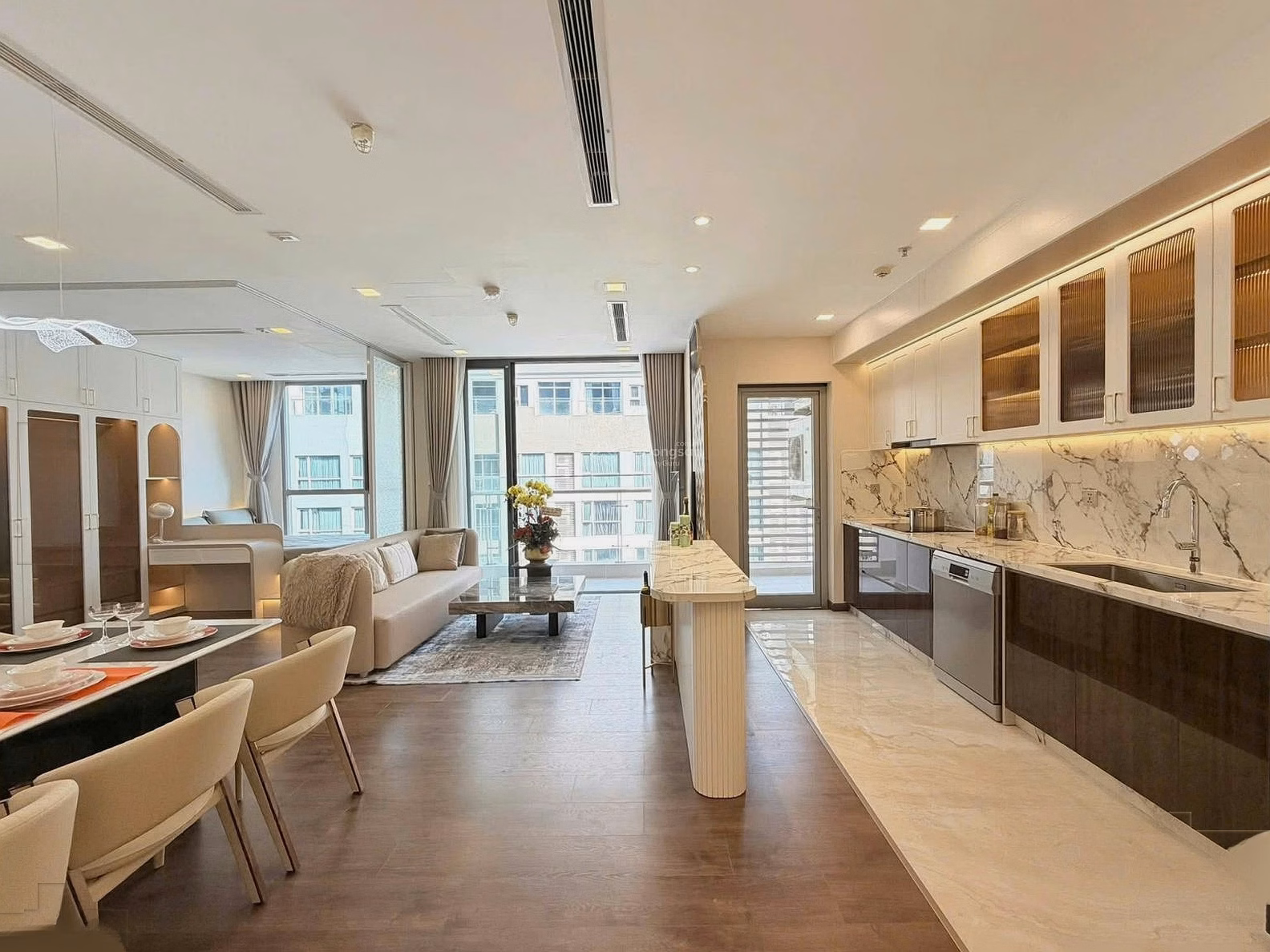 Holding 98% of shopping carts selling Vinhomes Central Park at reasonable price 1 bedroom=5.4 billion; 2 bedrooms=8.5 billion; 3 bedrooms=12.5 billion; 4 bedrooms=17 billion