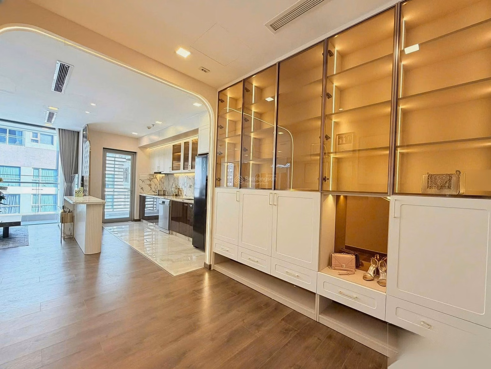 Holding 98% of shopping carts selling Vinhomes Central Park at reasonable price 1 bedroom=5.4 billion; 2 bedrooms=8.5 billion; 3 bedrooms=12.5 billion; 4 bedrooms=17 billion