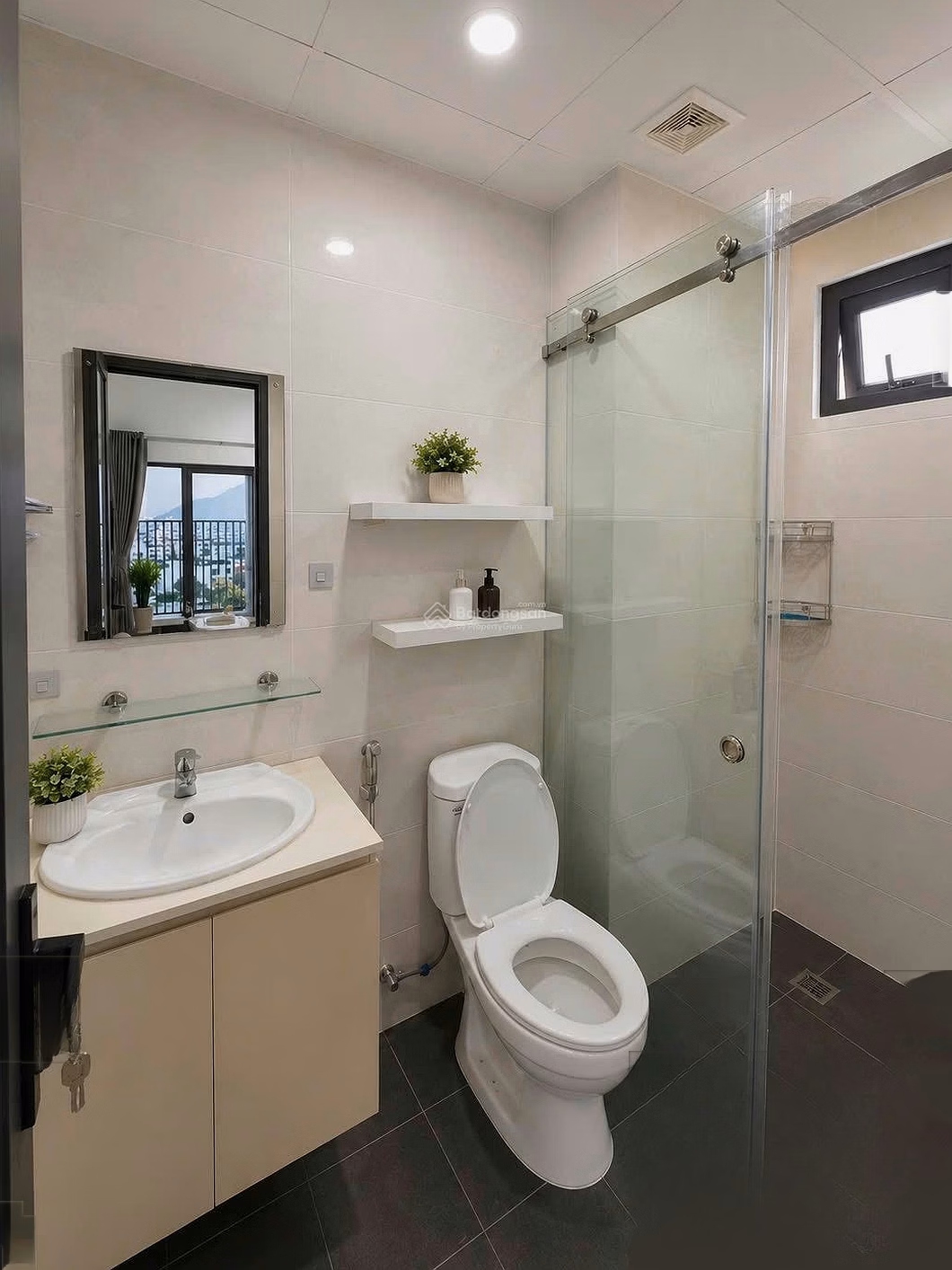 Selling 2 bedroom apartment, corner apartment in Ha Quang Nha Trang, fully furnished, good price, ready to transfer title, just over 2 billion