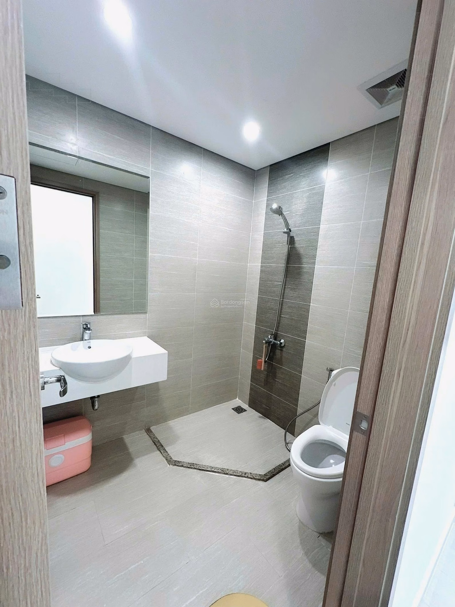 Folding apartment 2 bedrooms 2 bathrooms 59m2 price 2 billion 750 direct view Japanese Garden Vinhomes Grand Park District 9