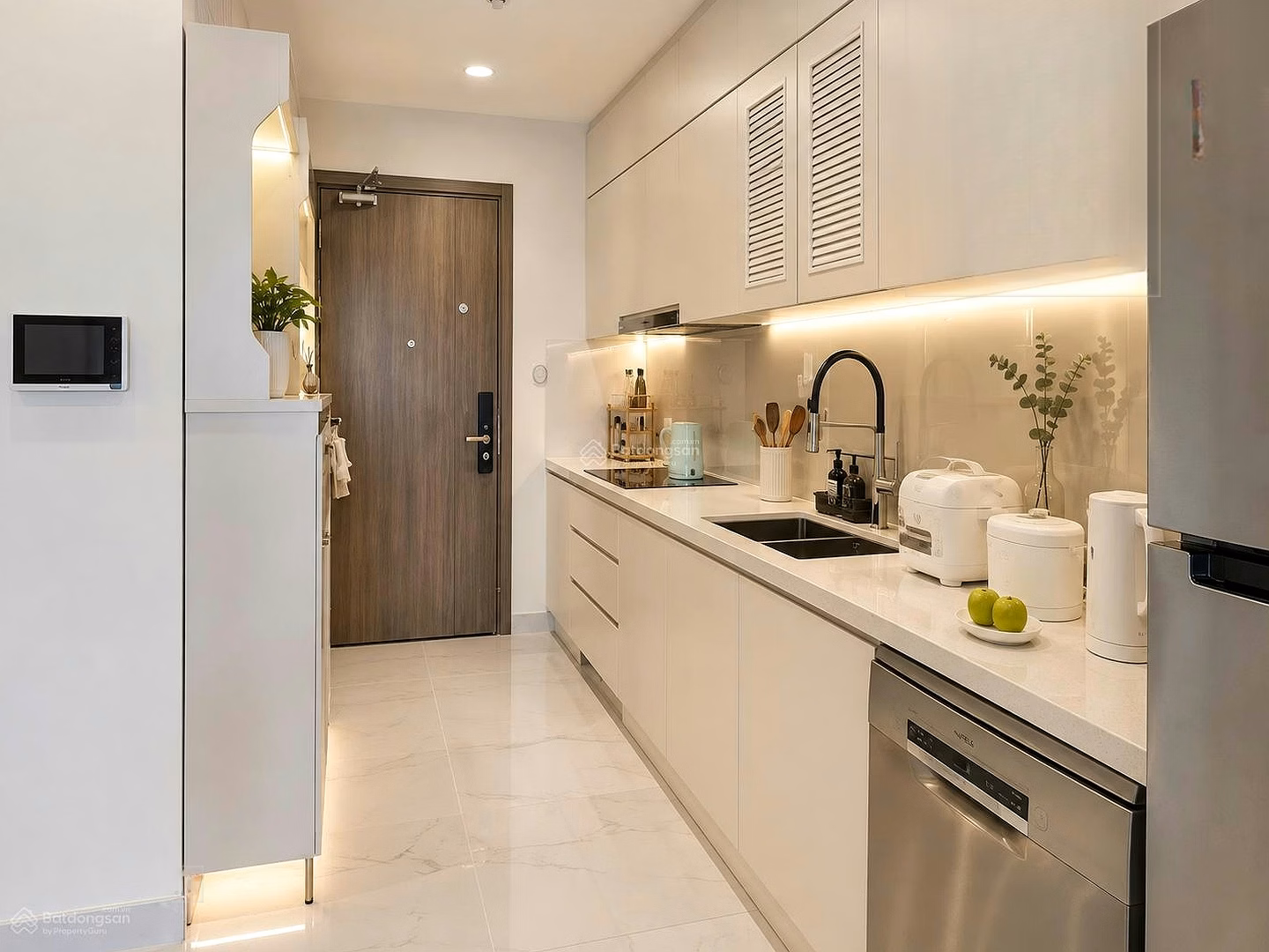 Selling 2 bedrooms 59m2 GH5 next to Vincom, facing the Northeast, extremely cool price 3ty199 including all taxes and fees. Obviously not fake news