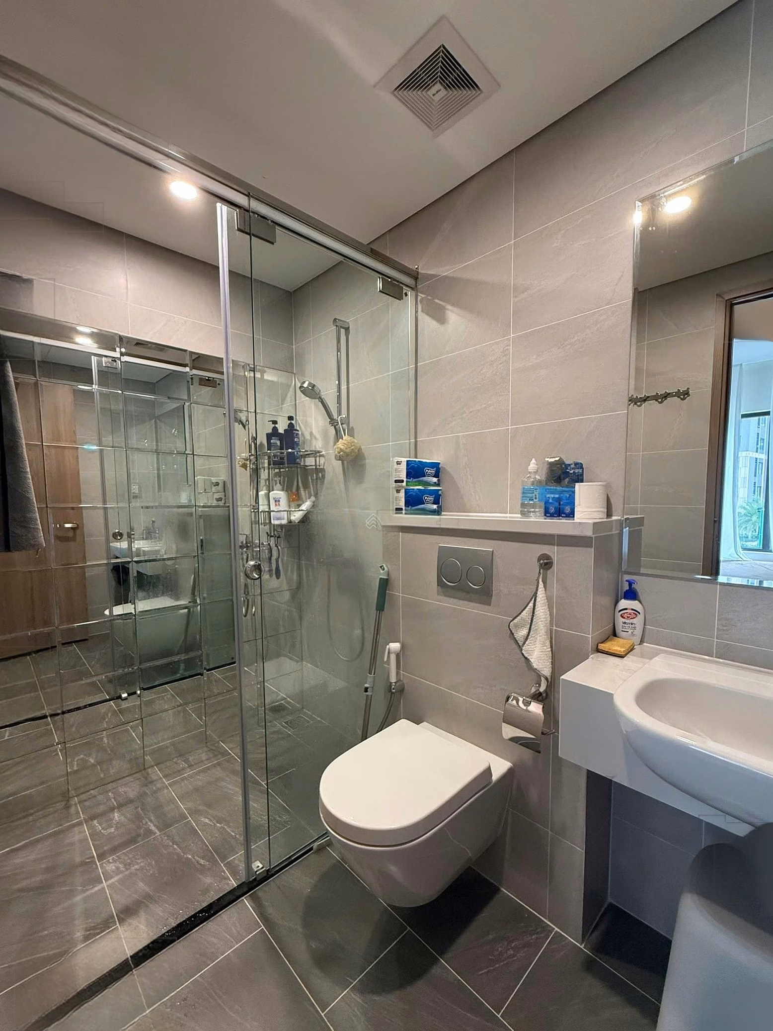 Selling 2 bedrooms 59m2 GH5 next to Vincom, facing the Northeast, extremely cool price 3ty199 including all taxes and fees. Obviously not fake news