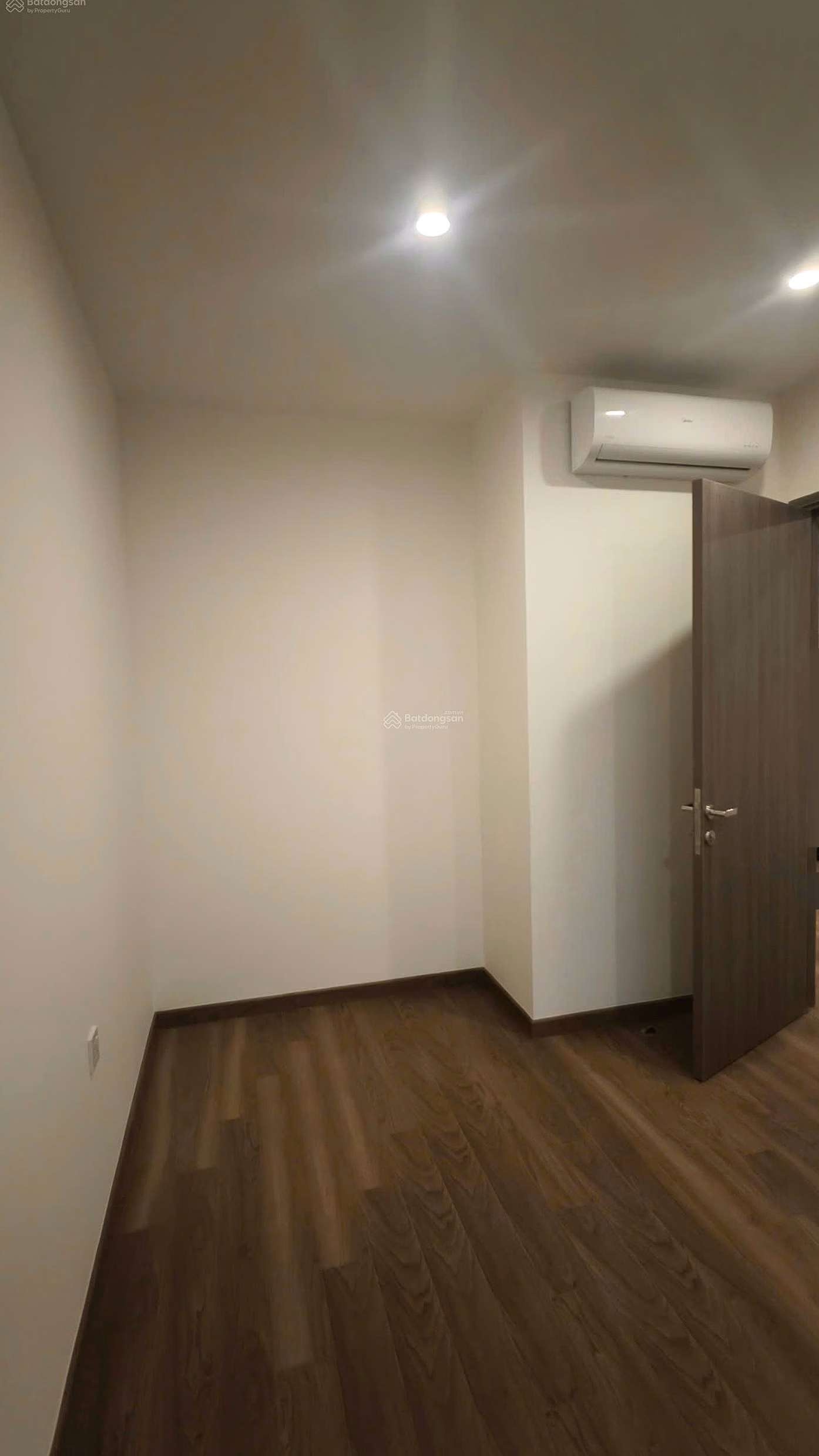 Extremely cheap 2-bedroom apartment for rent - 61m2 Beverly Be2 OCP1, original NE direction, price 8 million/month - move in now!