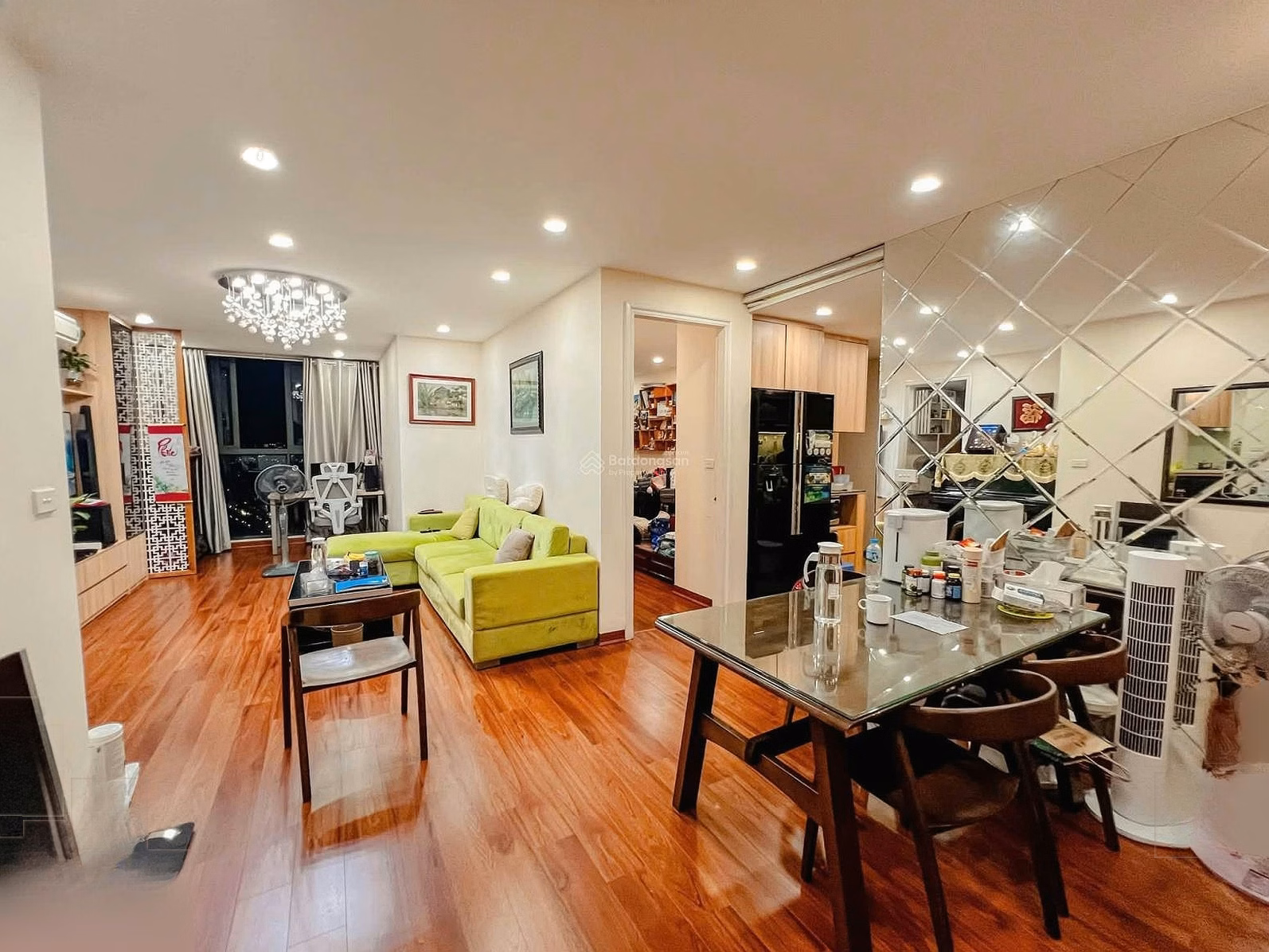 Apartment for sale at 34 Hoang Cau 55m2, 2N1K, long-term registration, lake view, ready to move in, super cheap service fee.