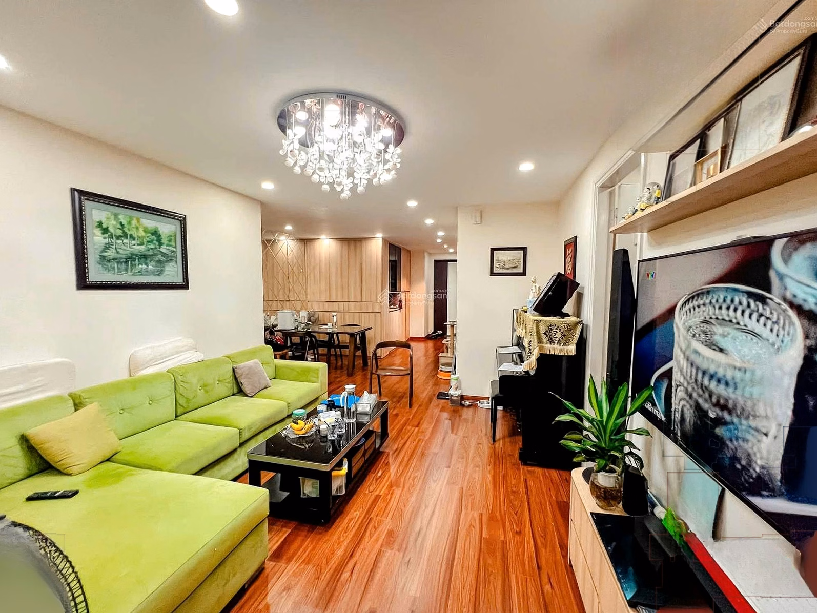 Apartment for sale at 34 Hoang Cau 55m2, 2N1K, long-term registration, lake view, ready to move in, super cheap service fee