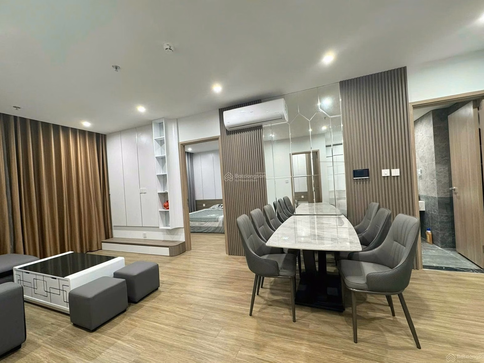 Apartment for rent with 2 bedrooms, 2 bathrooms, 2 balconies, fully furnished, building P2 Vinhomes Ocean Park