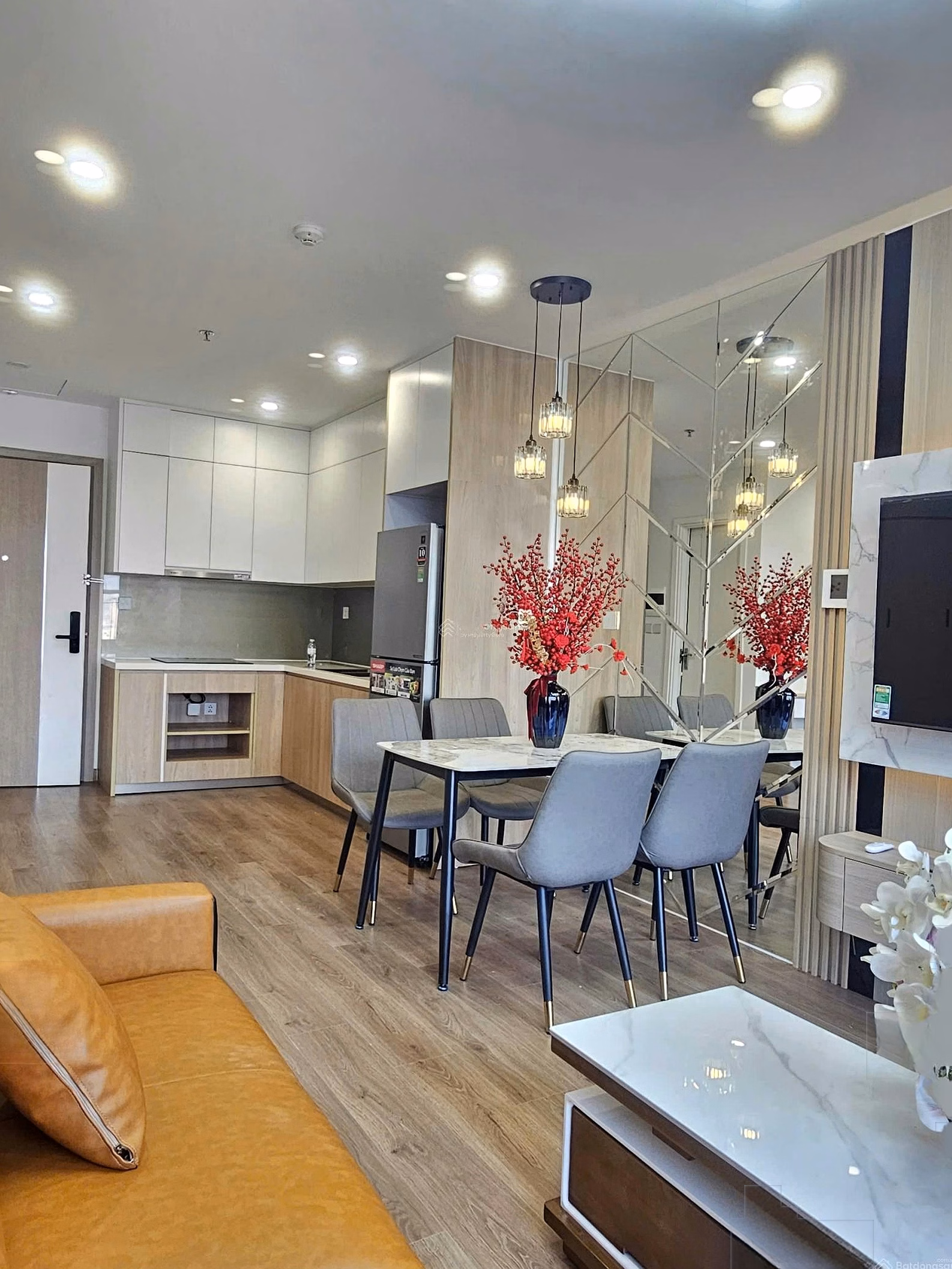 I need to sell 2 apartments: Studio - 2 billion, 1 bedroom + 2.7 billion Vinhomes Smart City urban area, Nam Tu Liem, Hanoi
