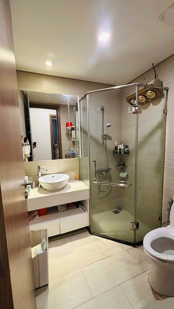 Rare! The owner is selling Vinhomes Green Bay G3 apartment with 2 bedrooms, fully furnished, beautiful as new, move in immediately