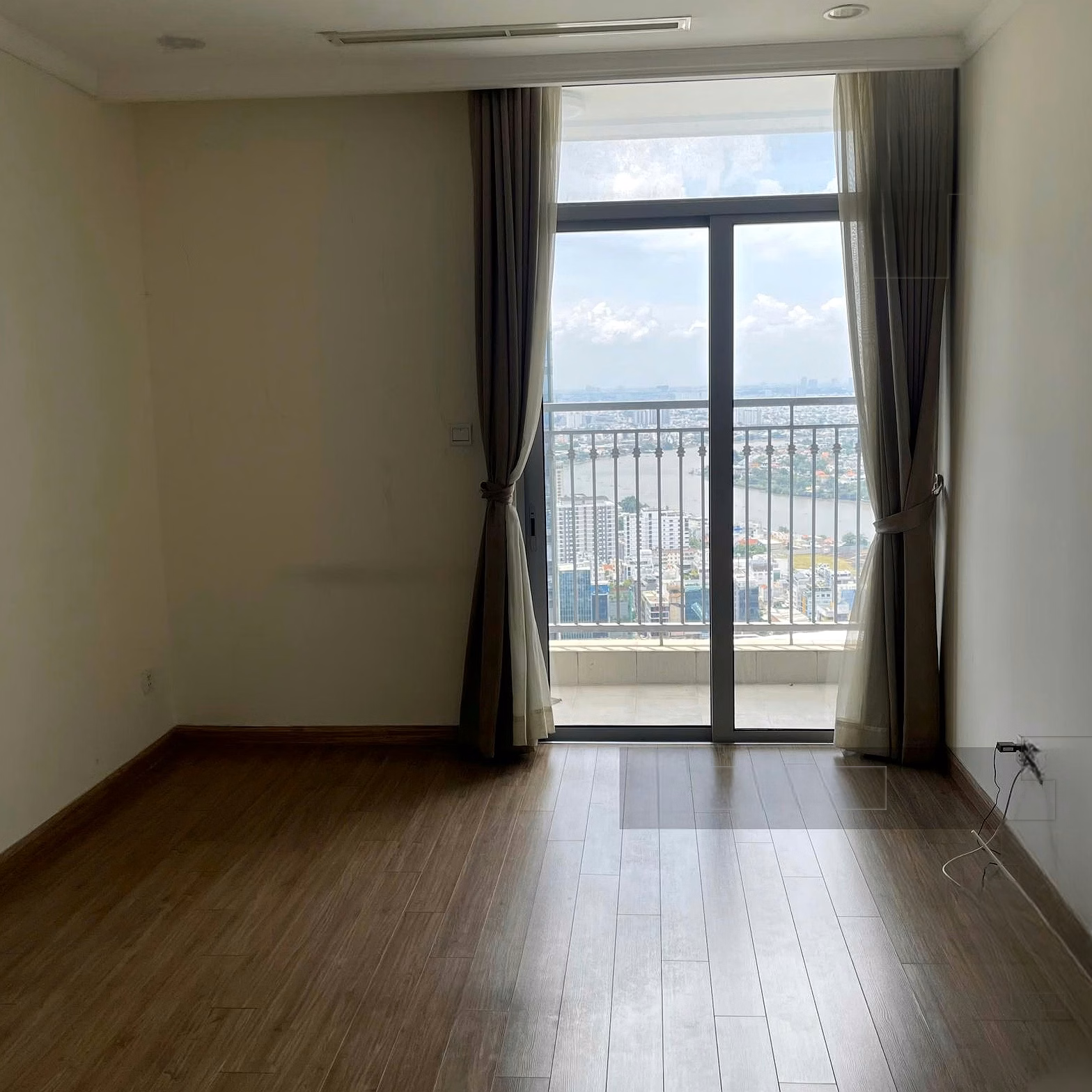 Quick sale 4 bedrooms Landmark 1. Area 155m2, direct view of river, park, available price list only 29.9 billion