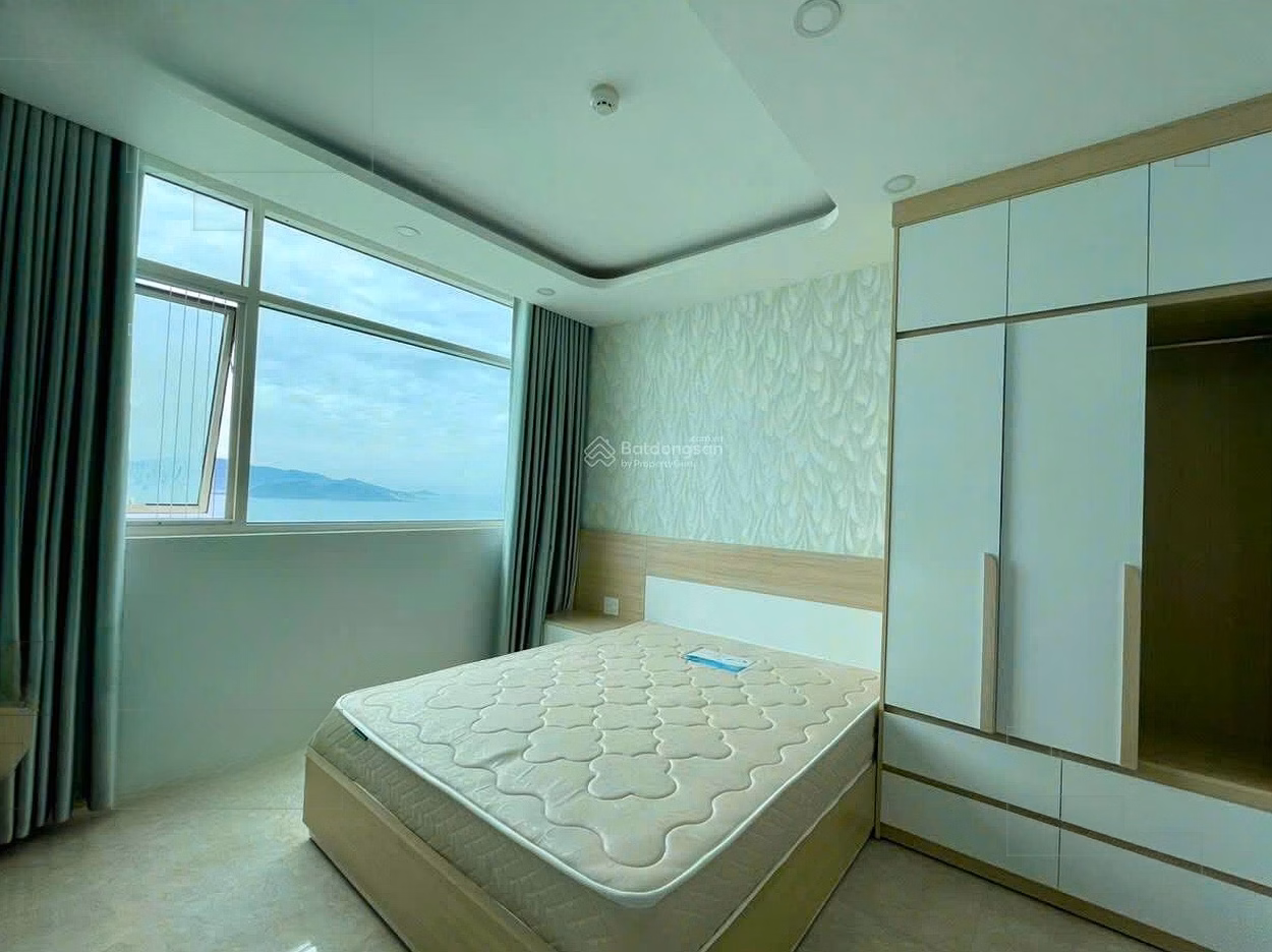 Rare apartment for sale in Muong Thanh Khanh Hoa, Sea front view, high floor, spacious and airy
