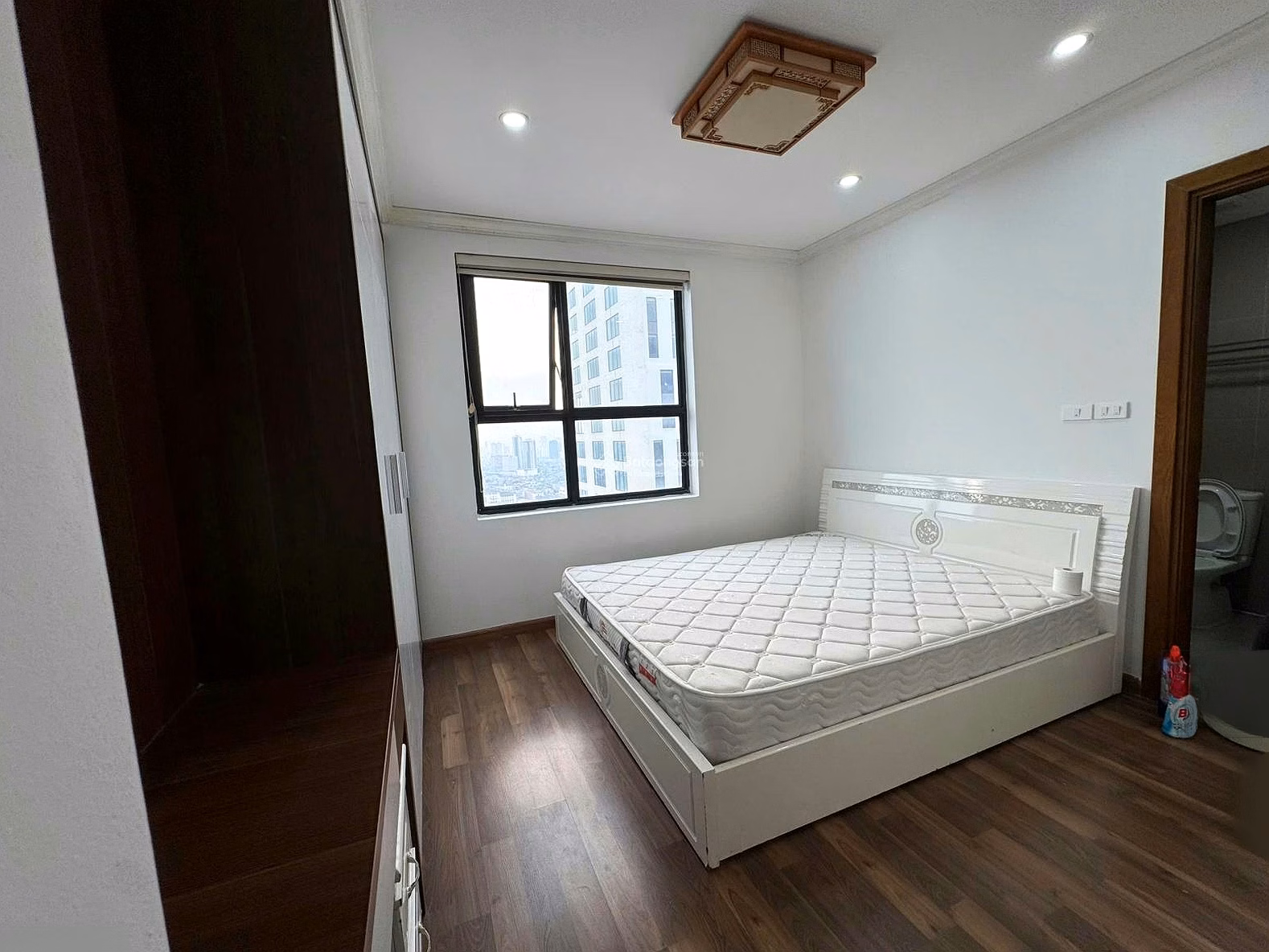 Negotiable! 17 million/month - 3 bedrooms - quality furniture - 111m2 - spacious