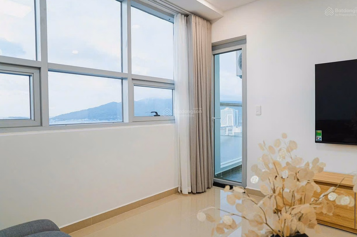 Blooming apartment for rent, Hai Chau, Da Nang. Large, airy area