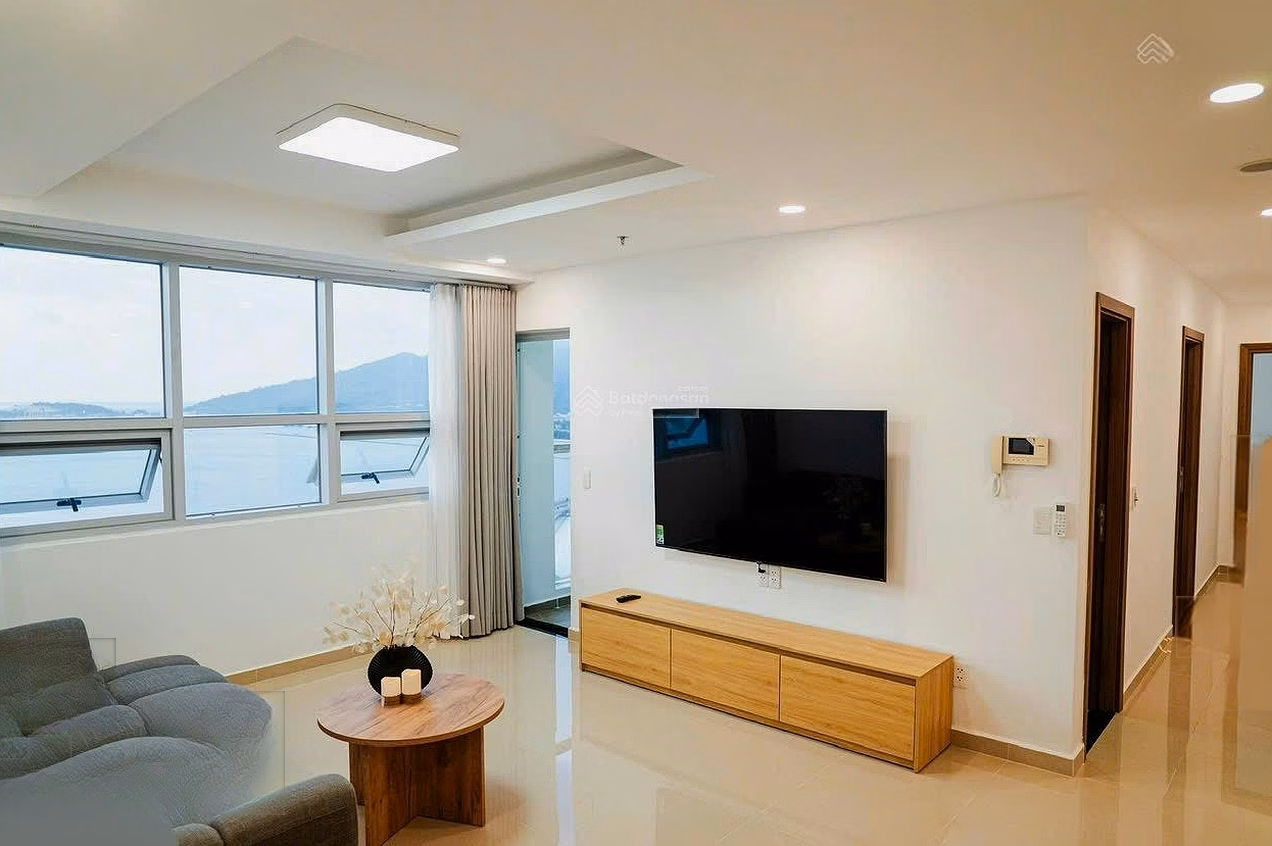 Blooming apartment for rent, Hai Chau, Da Nang. Large, airy area