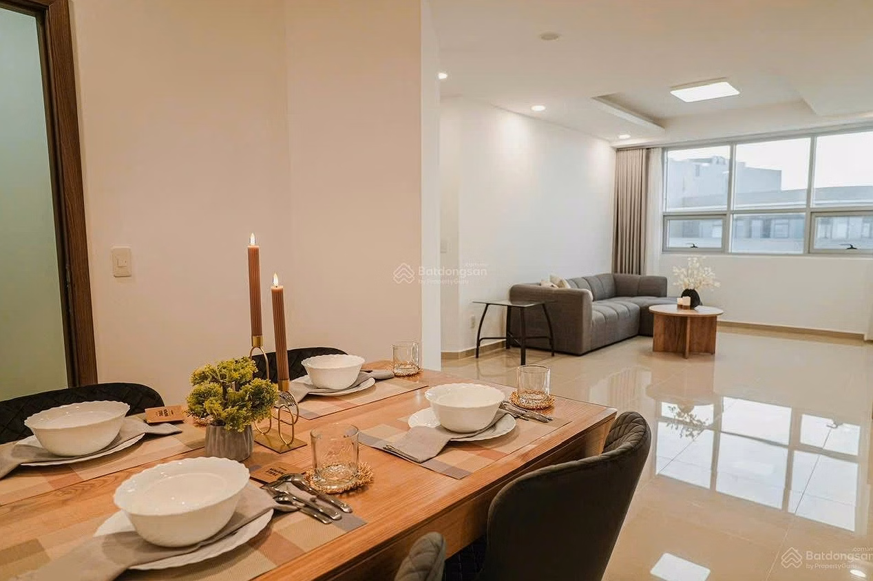 Blooming apartment for rent, Hai Chau, Da Nang. Large, airy area