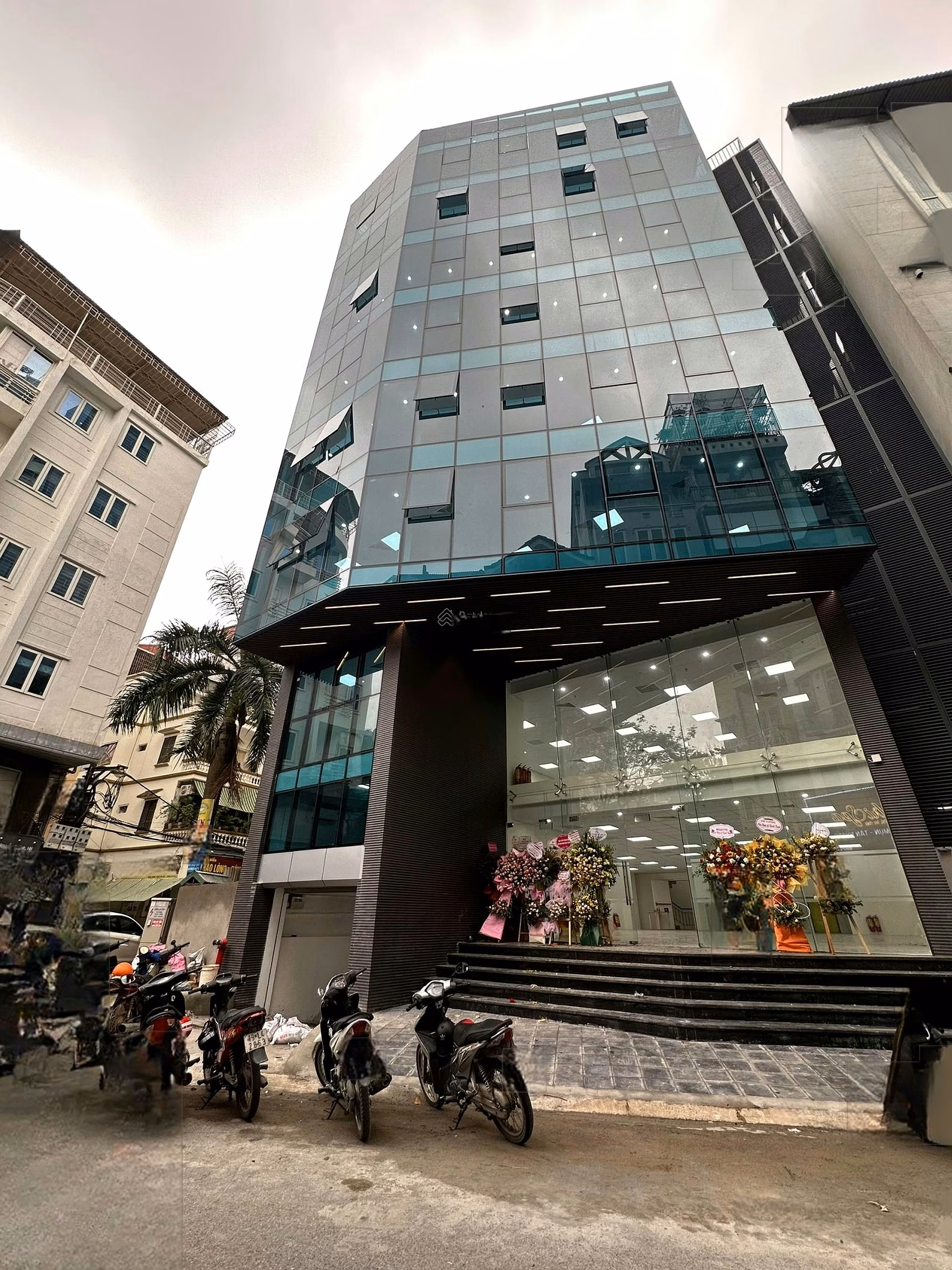 Owner for rent office 275m2, 48 Nguyen Chanh - Tran Duy Hung, price negotiable