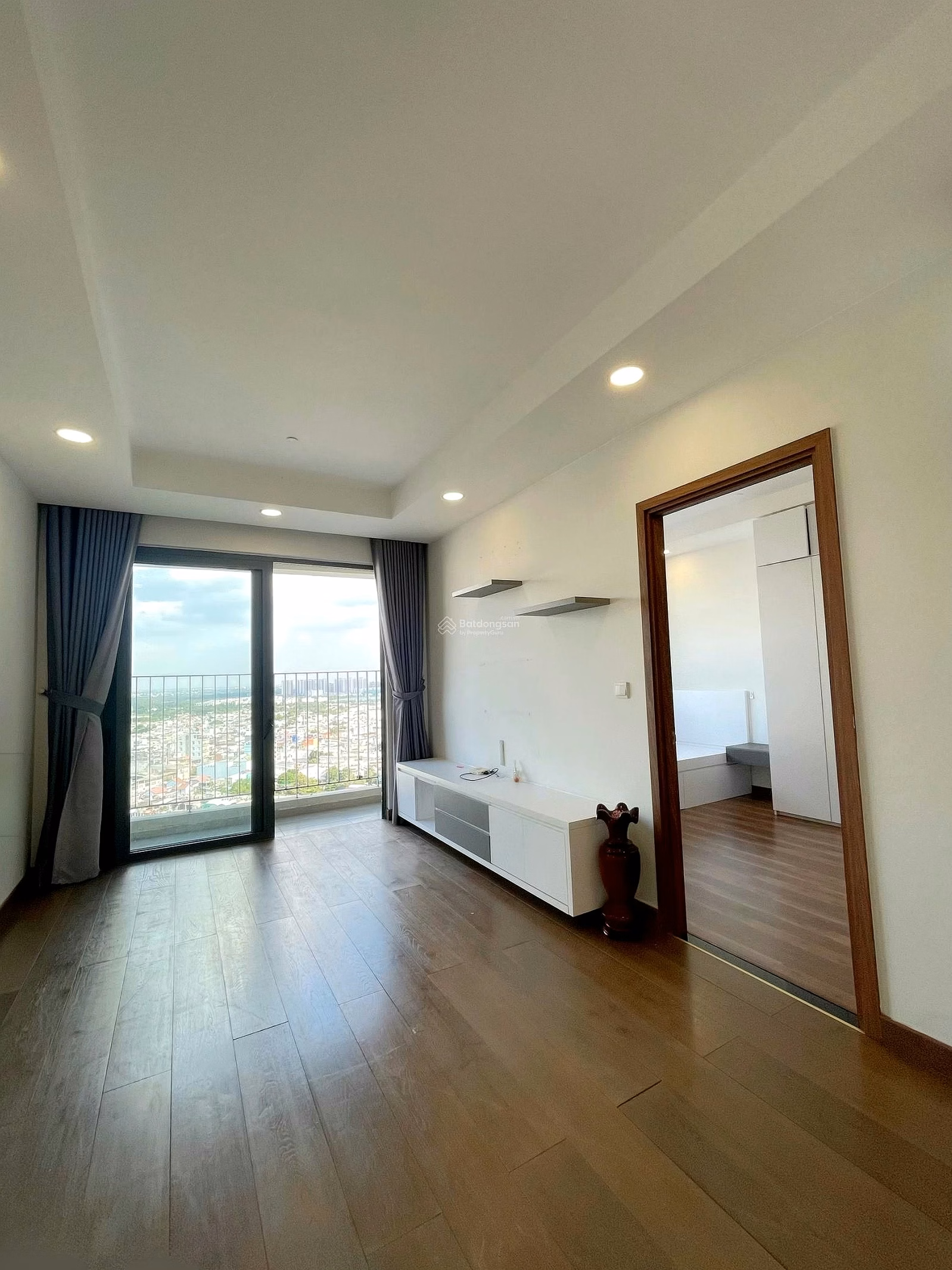 Pegasuite 1 luxury apartment for sale - Booked, bank supports 80% loan - Newly painted house, fully lined with wooden floors