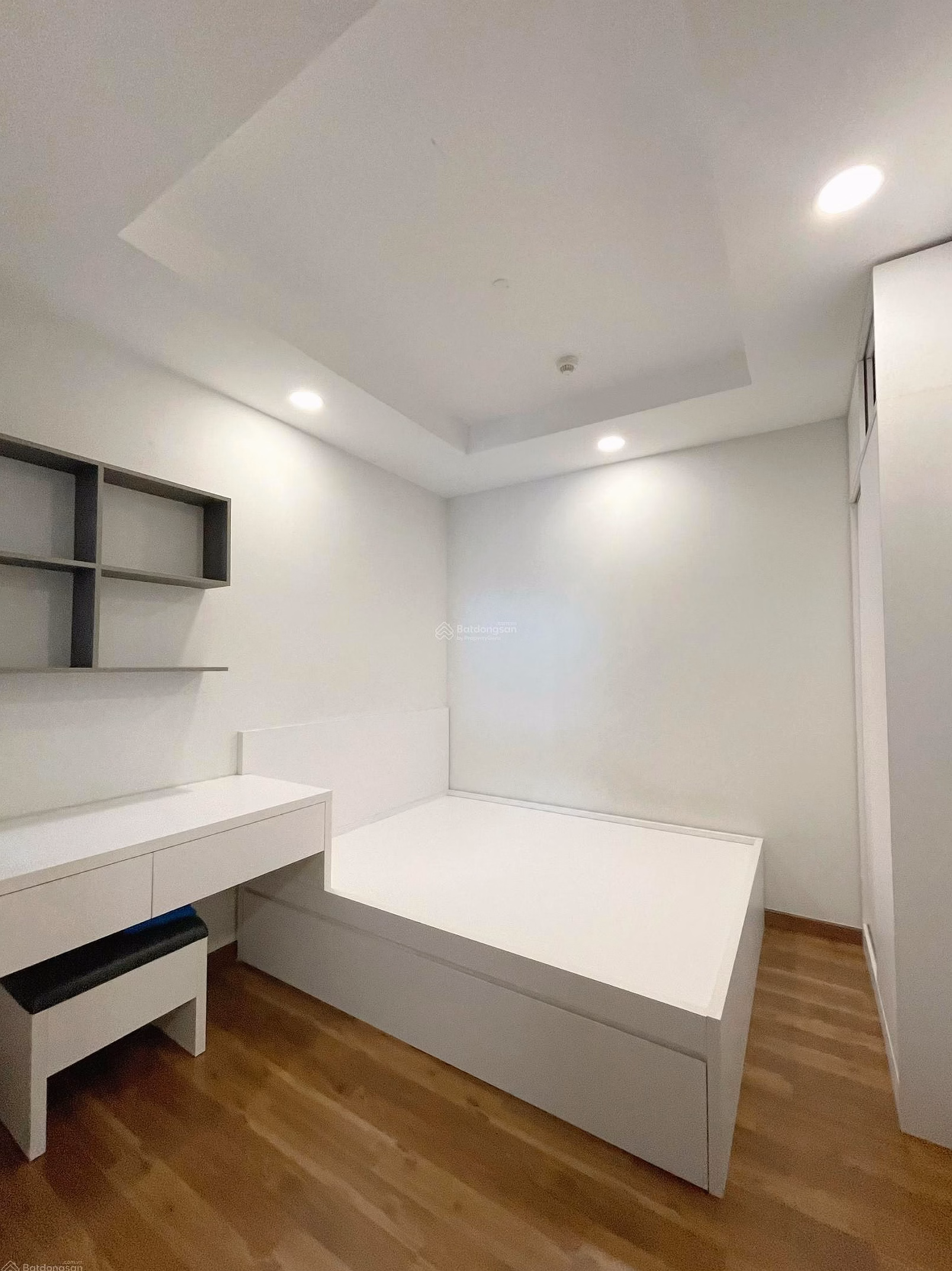 Pegasuite 1 luxury apartment for sale - Booked, bank supports 80% loan - Newly painted house, fully lined with wooden floors