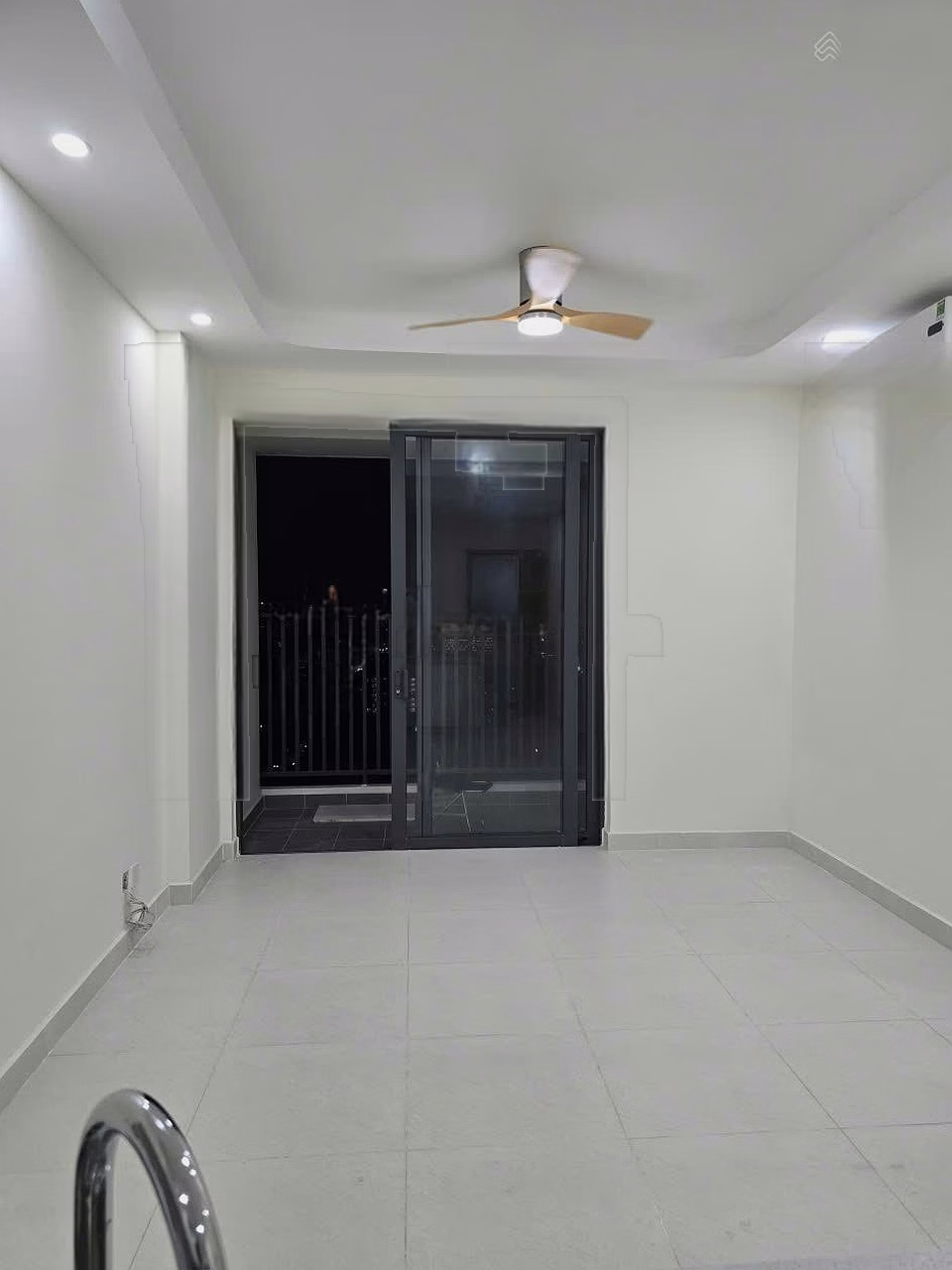 2 bedrooms aurora q8 view q1 11.5 million/month: 3 air conditioners, induction cooker, hood, curtain, drying rack