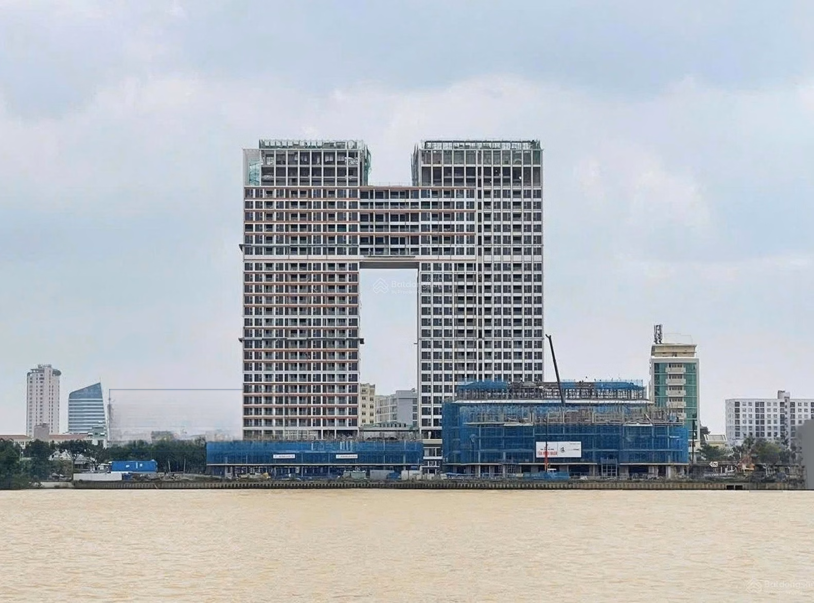 The owner rents an apartment with Han Ponte river view, full of high-class furniture, priced at only 20 million/month