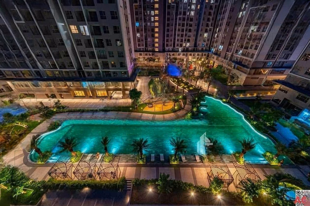 The owner is selling a beautiful 3-bedroom apartment with pool view at Westgate project, area 113m2, full high-end furniture