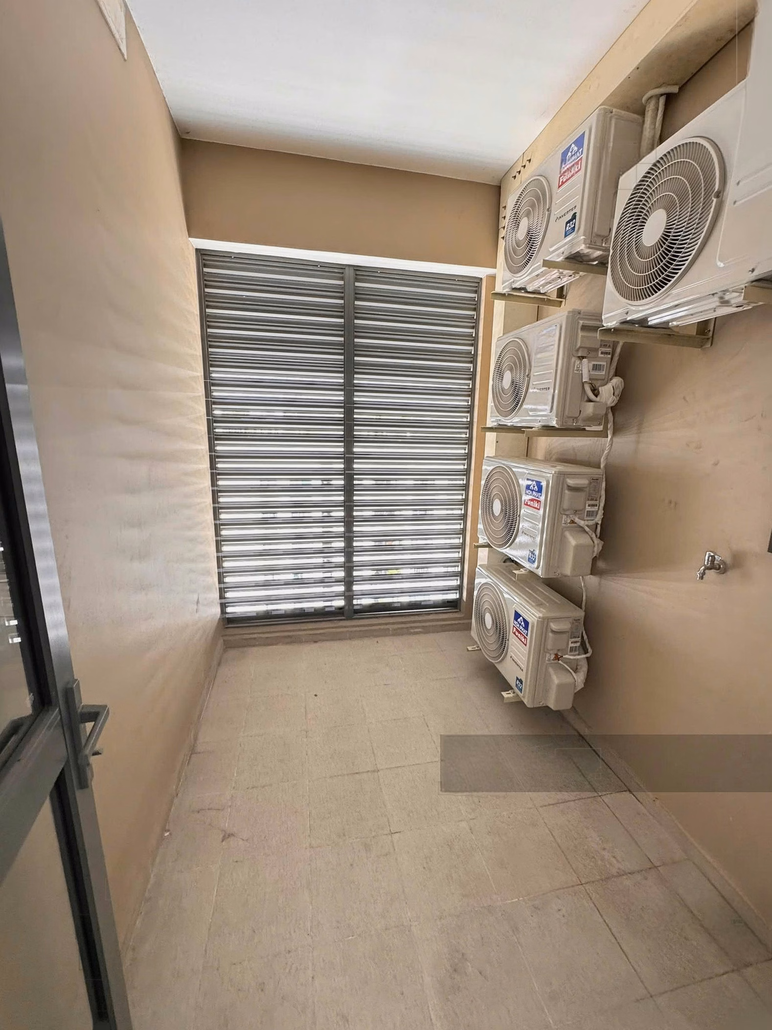 Almost empty 3 bedroom 2 bathroom apartment at Gold View. Move in right away in September. Super new house, no one has ever lived in it