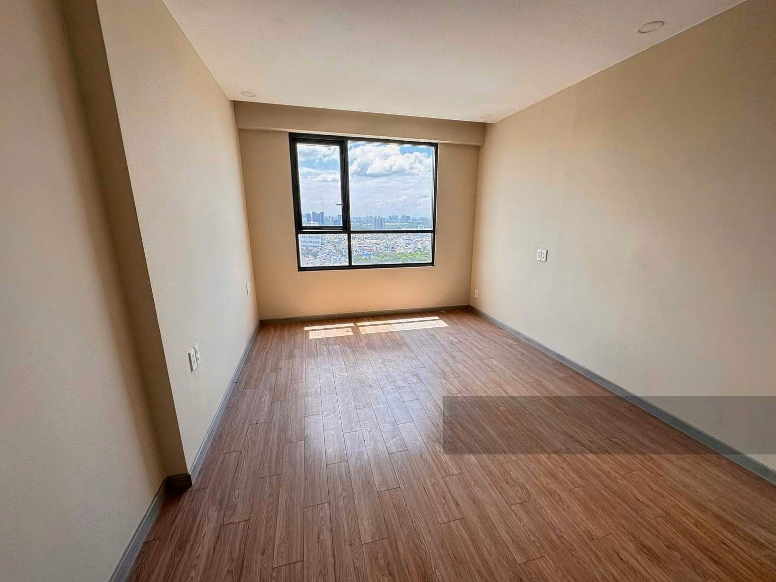 Almost empty 3 bedroom 2 bathroom apartment at Gold View. Move in right away in September. Super new house, no one has ever lived in it