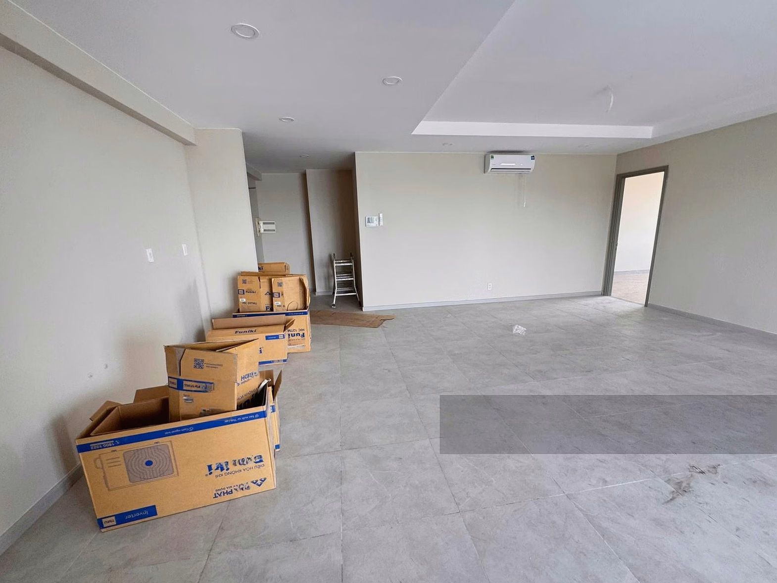 Almost empty 3 bedroom 2 bathroom apartment at Gold View. Move in right away in September. Super new house, no one has ever lived in it