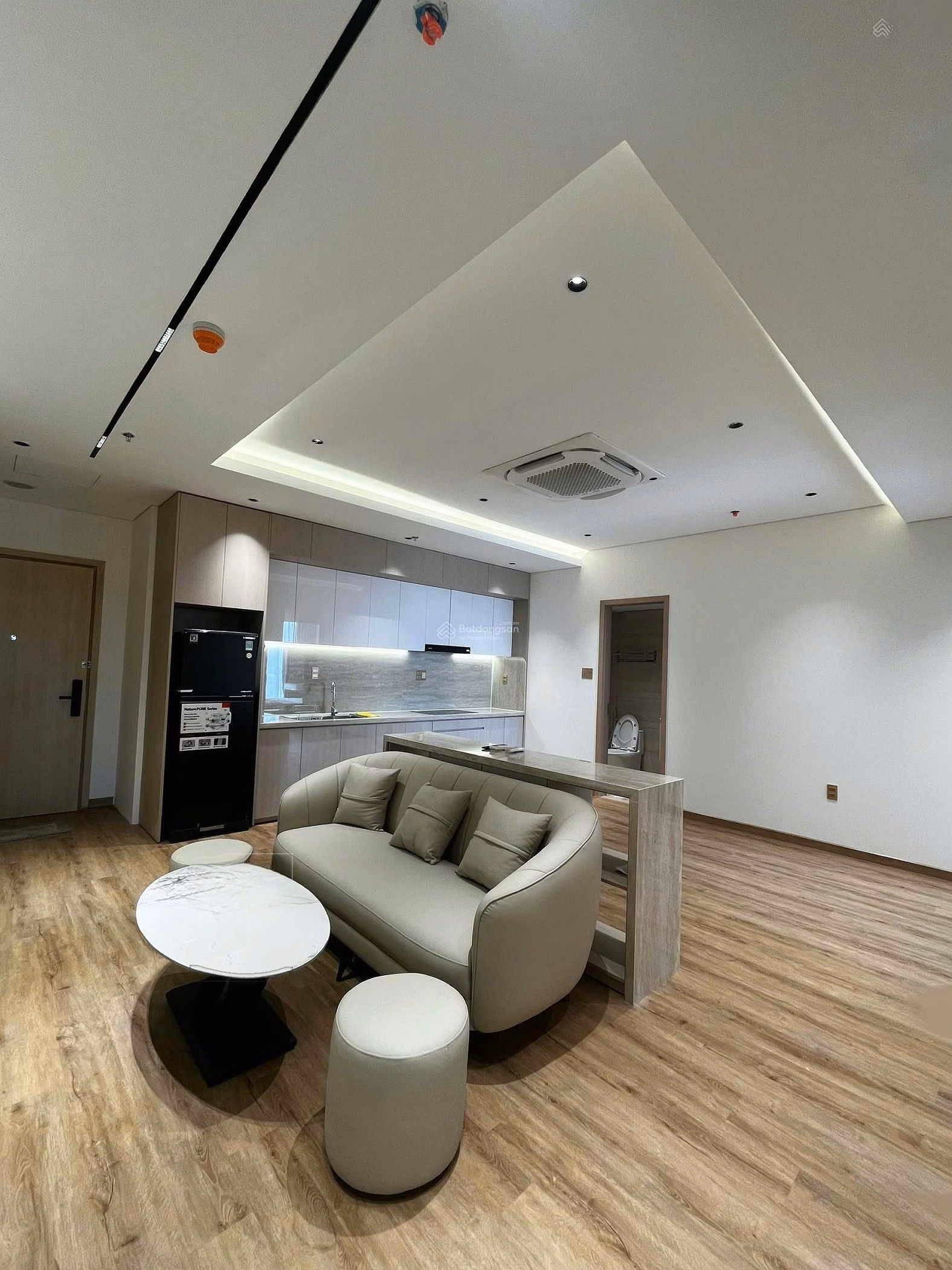 New apartment for rent in Sun Ponte, right at Dragon Bridge, fully furnished, move in immediately, 30 million/month