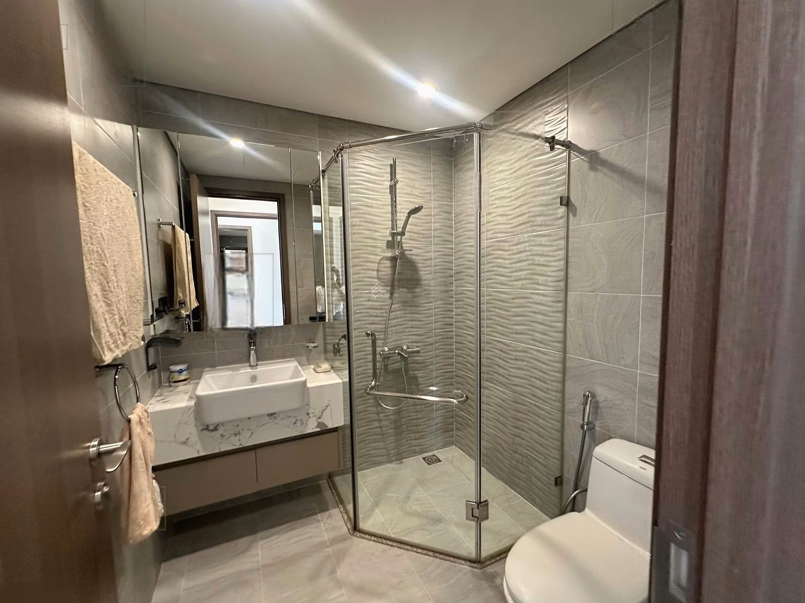 Tonkin apartment 72m2 has large living room, Tonkin is near the zone, convenient for car parking, 2 bedrooms + 2 bathrooms