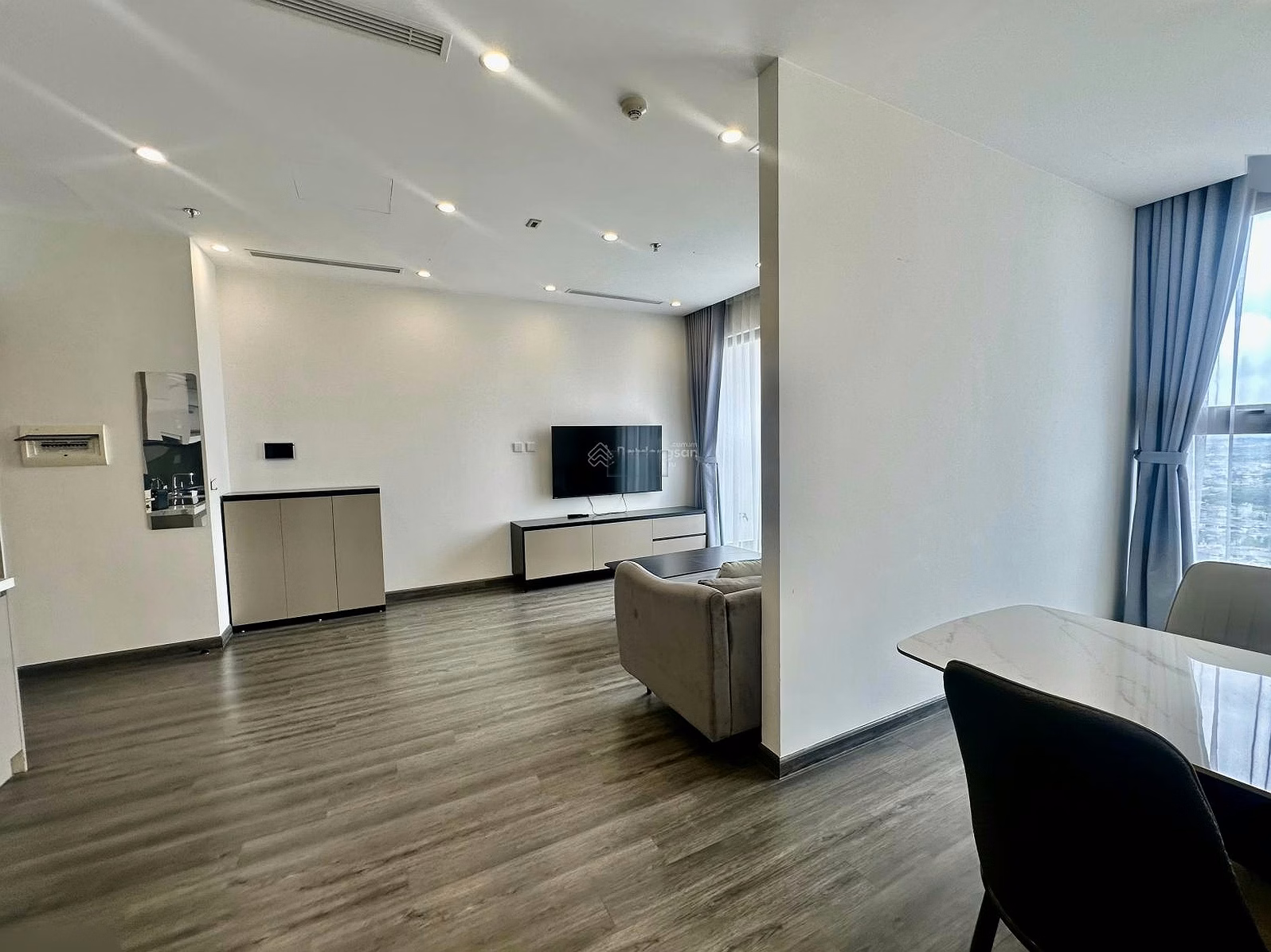 Tonkin apartment 72m2 has large living room, Tonkin is near the zone, convenient for car parking, 2 bedrooms + 2 bathrooms