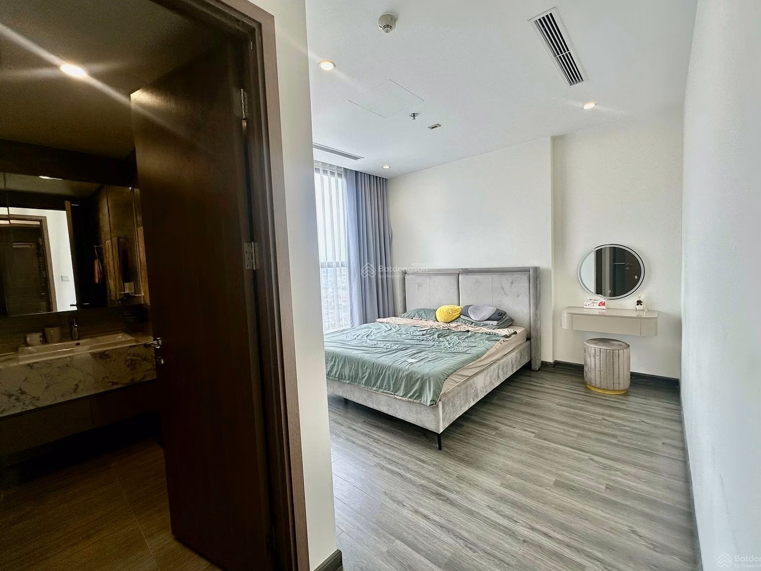 Tonkin apartment 72m2 has large living room, Tonkin is near the zone, convenient for car parking, 2 bedrooms + 2 bathrooms