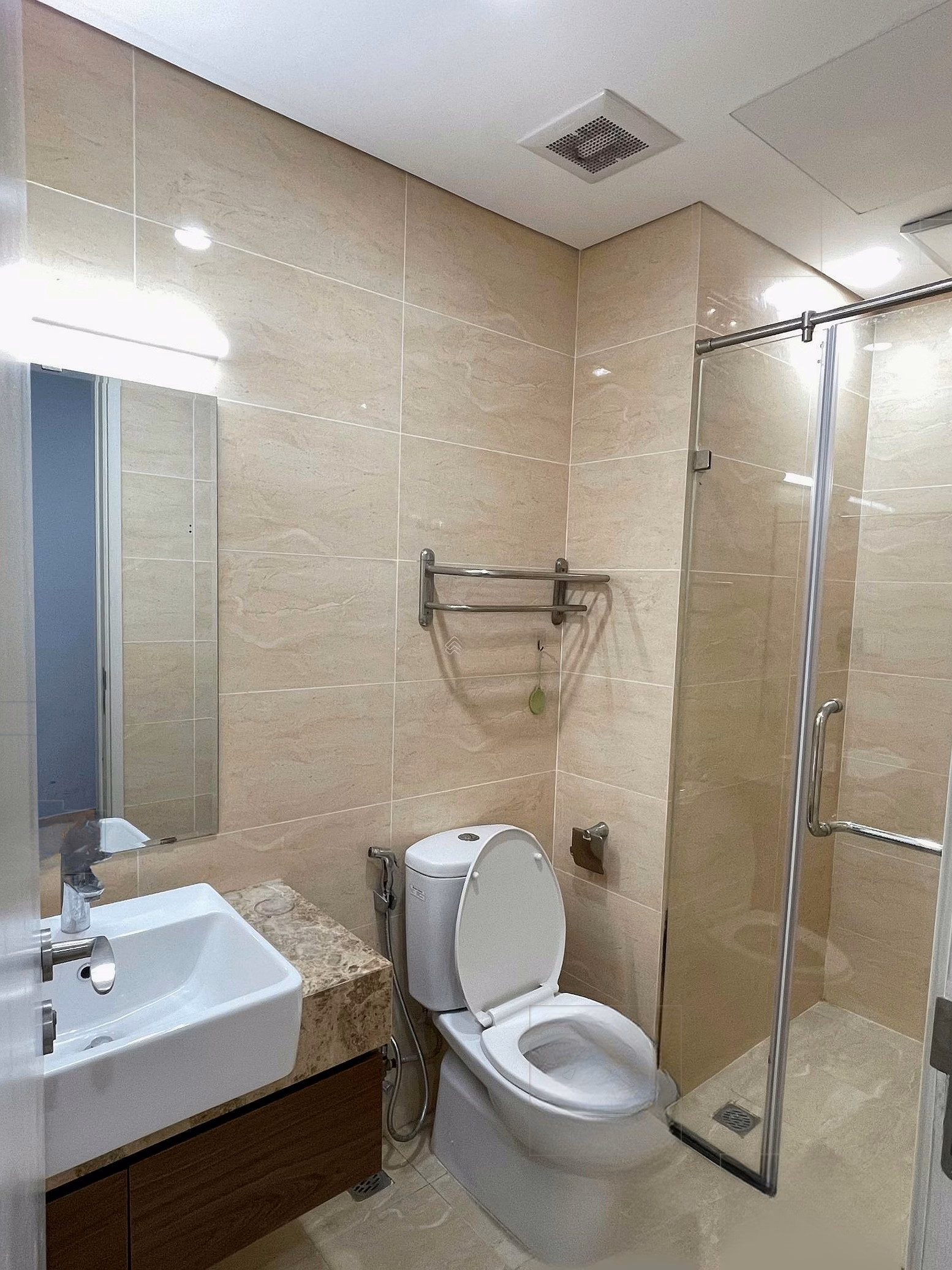 GoldSeason CC for rent, 17 million VND, 100m2, 3 bedrooms, 2 bathrooms, nice view