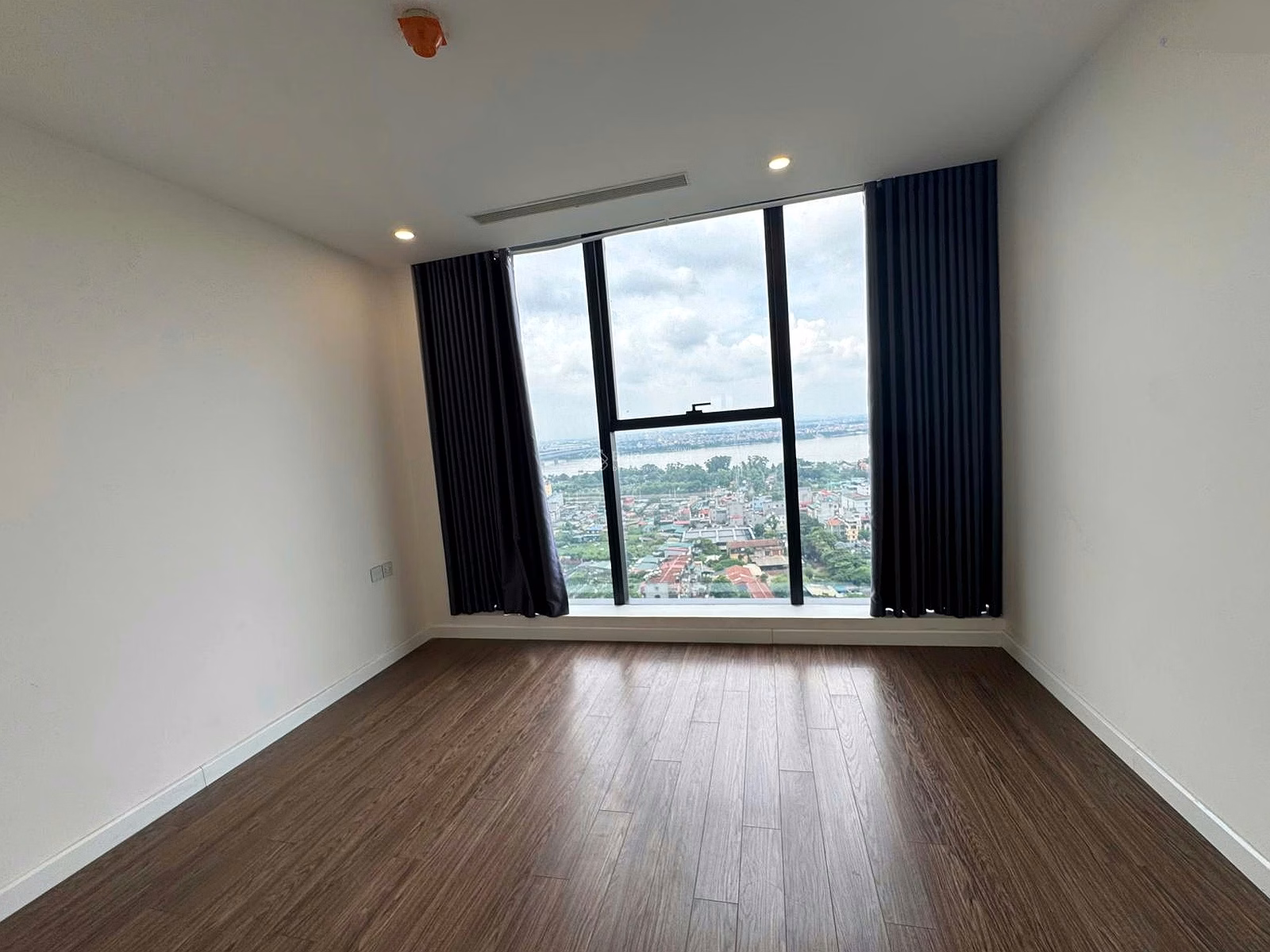 18 million/month negotiable - Basic 3-bedroom apartment for rent - Sunshine City Apartment
