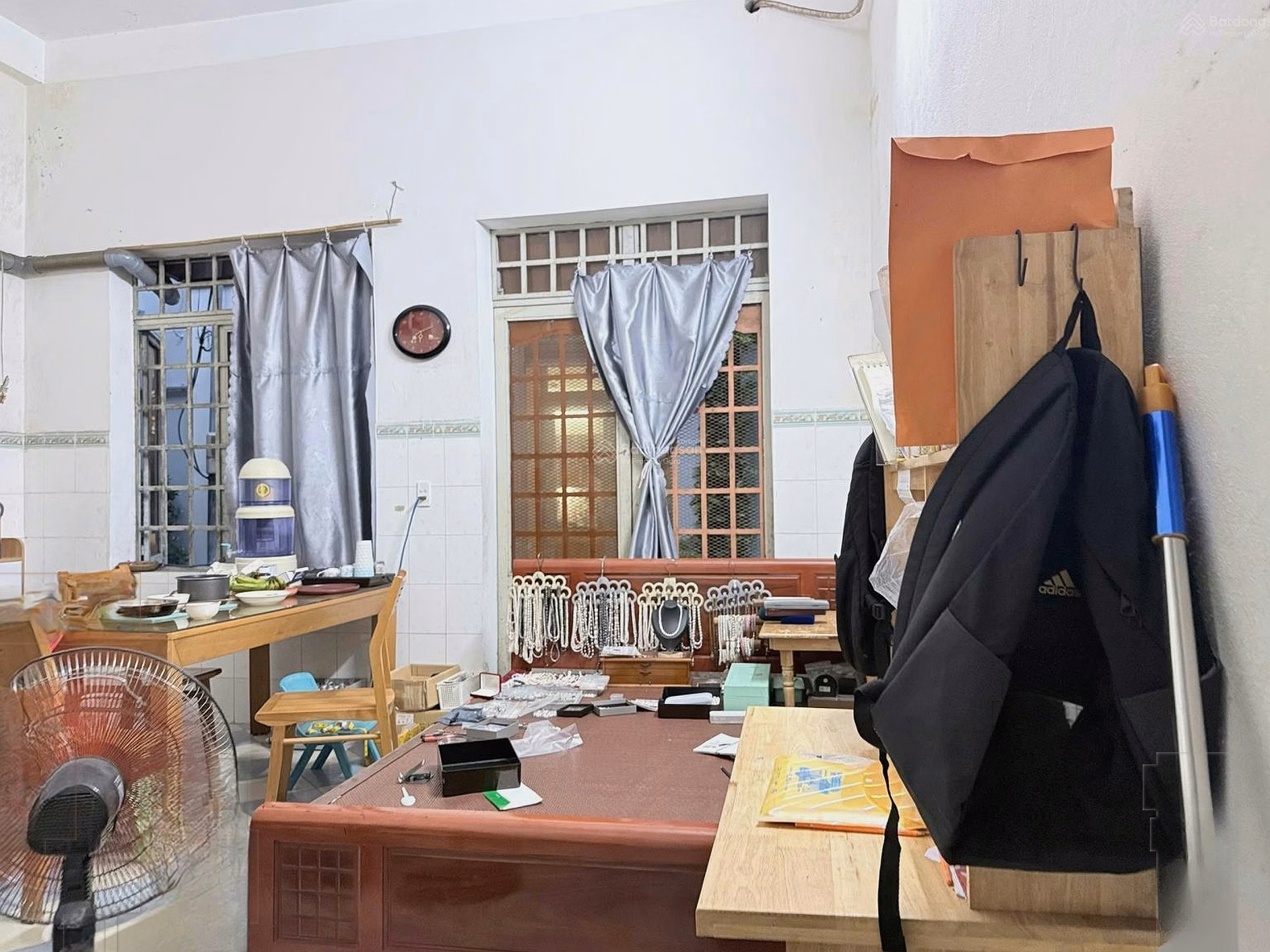 The owner is selling the house in front of Ngo Quyen near Han River Bridge, Vincom, with a car in the back