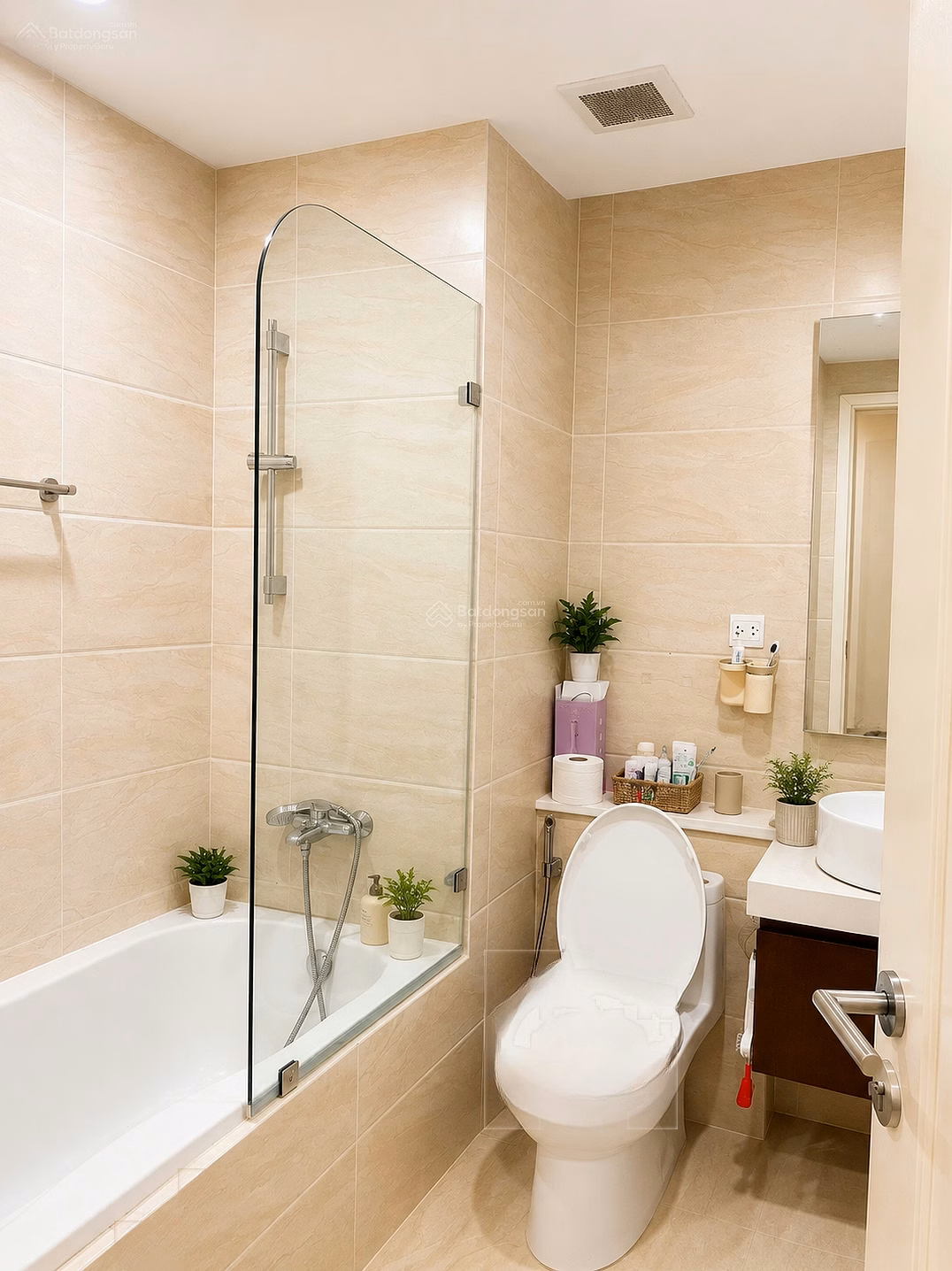 Apartment for rent with 2 bedrooms, 2 bathrooms, 70m2, 15 million VND at Imperia Garden, Thanh Xuan, Hanoi Hot! Good