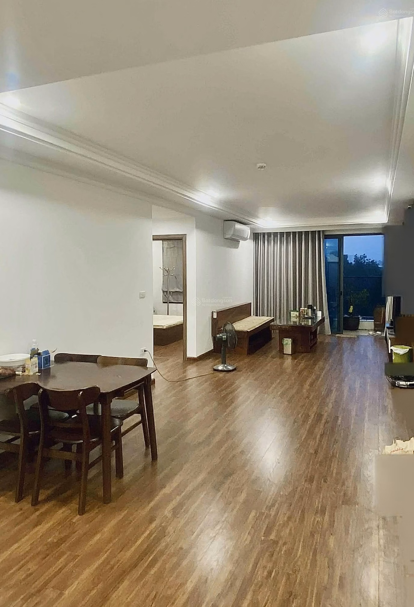 The owner needs to rent the apartment and move in immediately, no brokerage fees