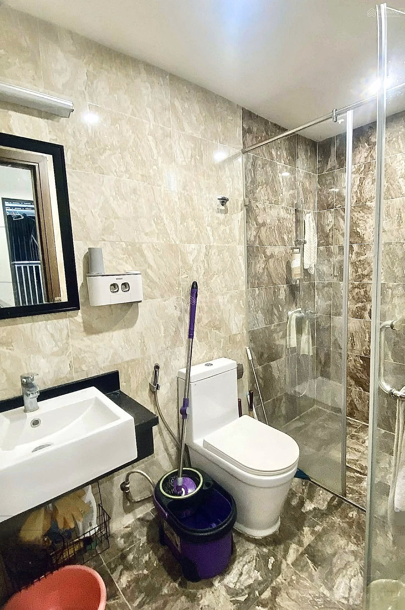 The owner needs to rent the apartment and move in immediately, no brokerage fees