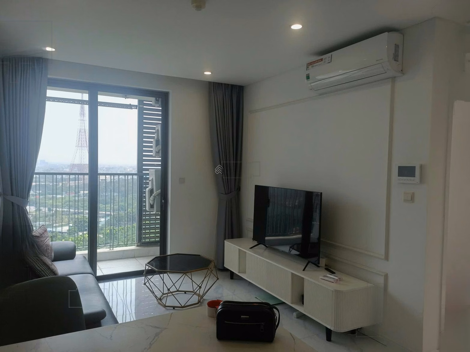 I rent My Dinh Pearl block P2 - 2 bedrooms/2 bathrooms - fully furnished - 17 million/month - Move in immediately. There is a slot to send a car