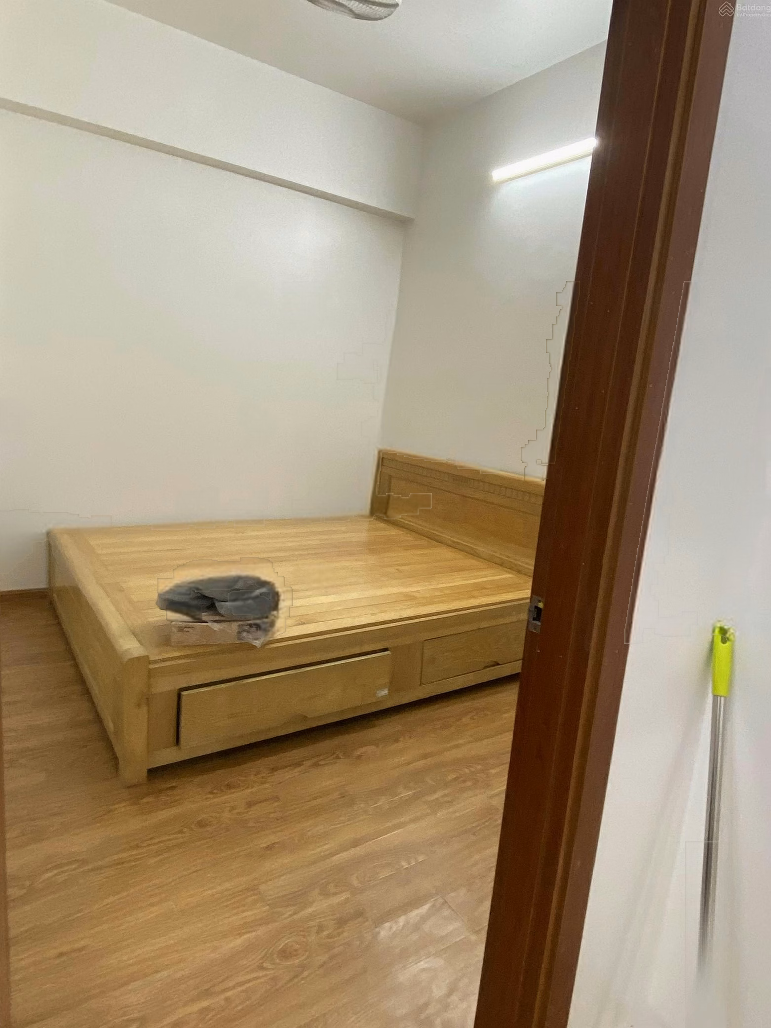 The owner is selling a 2-bedroom apartment for 4.6 billion including fees, basic furniture in CT36A building, Trinh Dinh Cuu