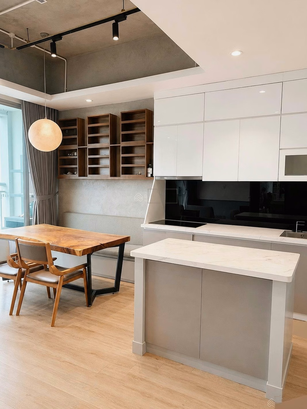 Vinhomes Gardenia has an owner-owned car slot for quick rental of a fully furnished 2-bedroom apartment with 2 balconies