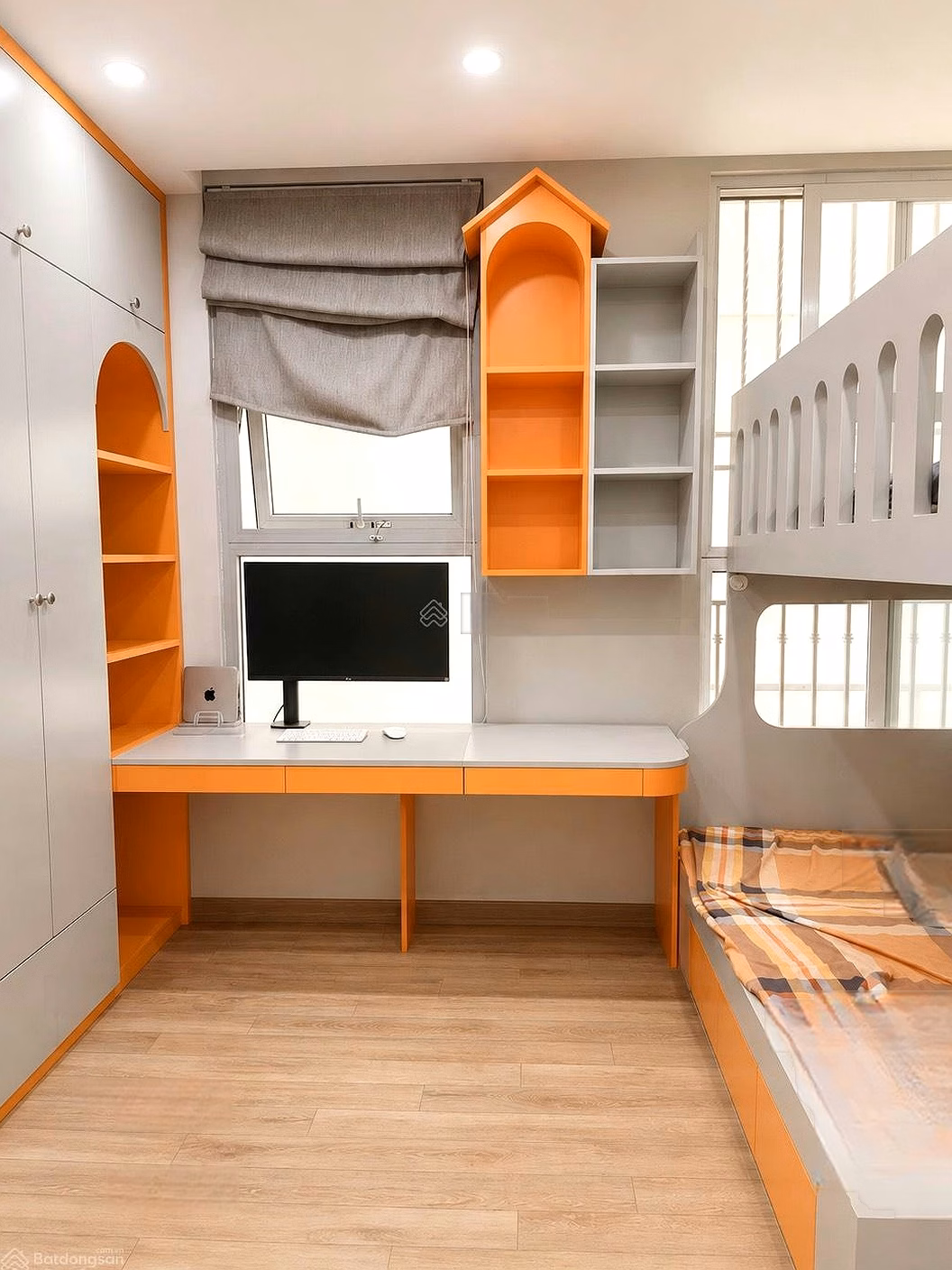 Vinhomes Gardenia has an owner-owned car slot for quick rental of a fully furnished 2-bedroom apartment with 2 balconies