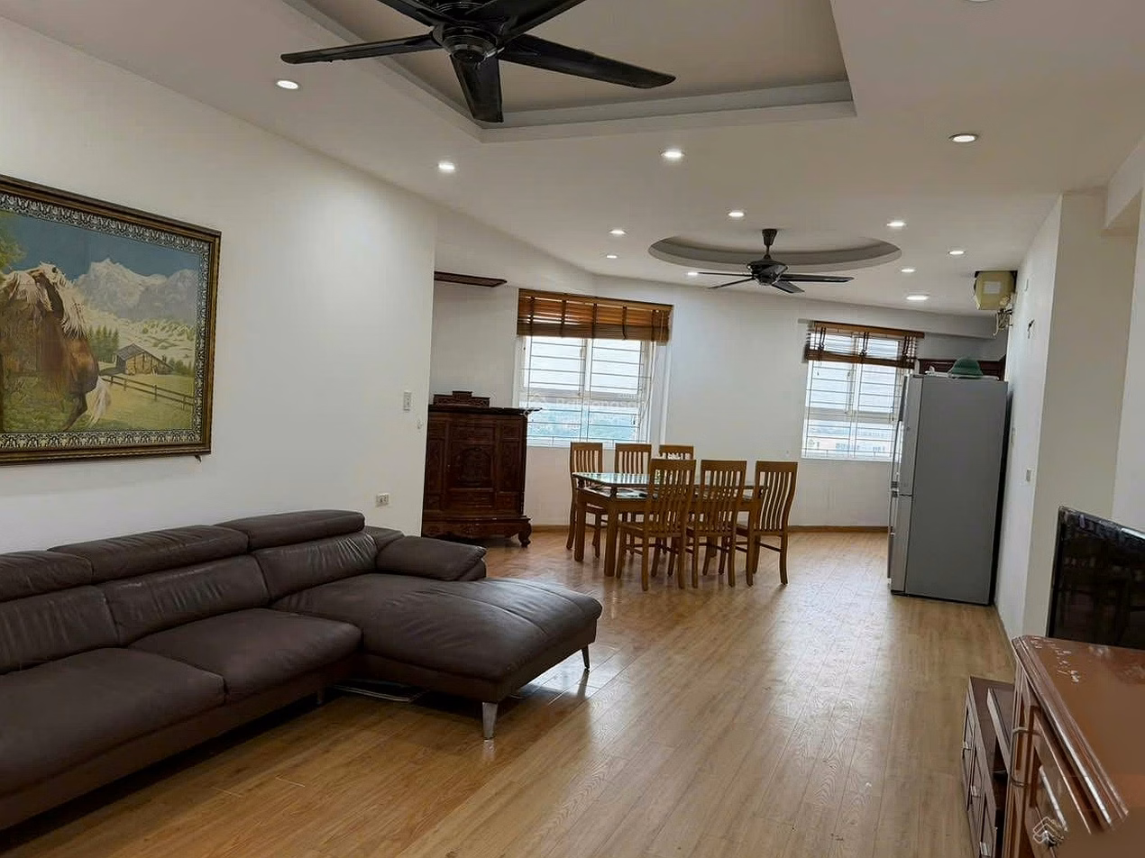 Owner urgently sells 116m2 apartment HH2 Bac Ha (15 To Huu, Thanh Xuan, Hanoi).