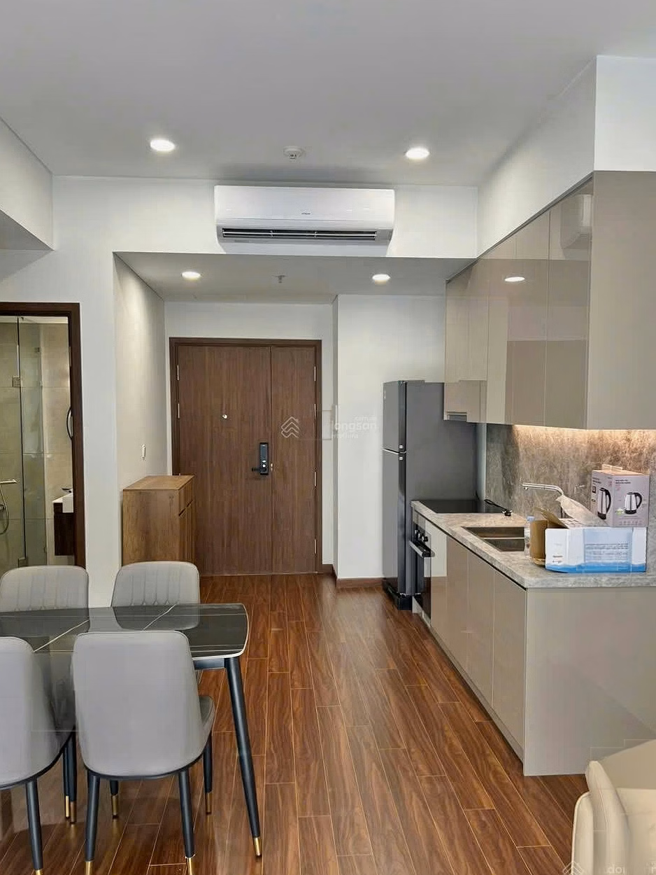 Owner sent to rent 2 bedrooms, 2 bathrooms, Masteri Waterfront, high-class subdivision, full of beautiful furniture, reception, security 10.5 million