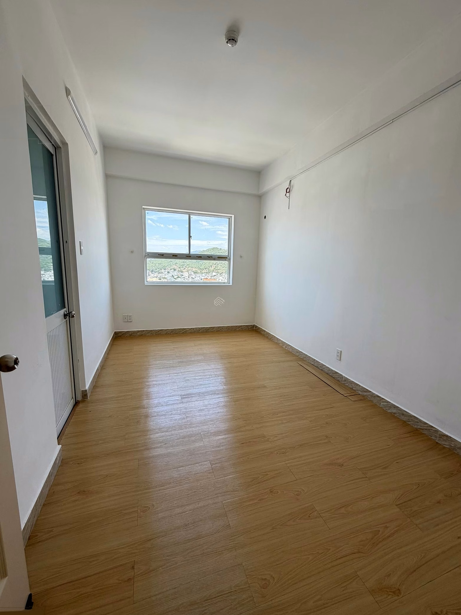 Selling a corner apartment in Hoang Quan Nha Trang Apartment 800m from the sea. Long-term red book