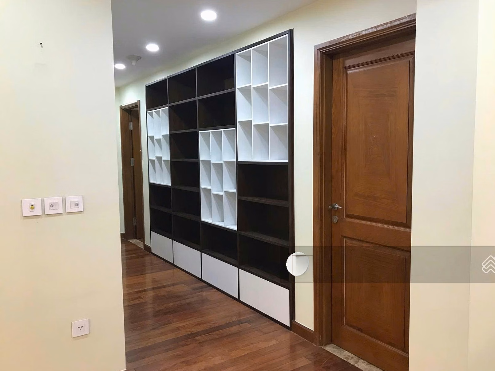 Mandarin Garden apartment for rent, only 25 million, 172m2, 3 bedrooms, 2 bathrooms, super hot basic furniture