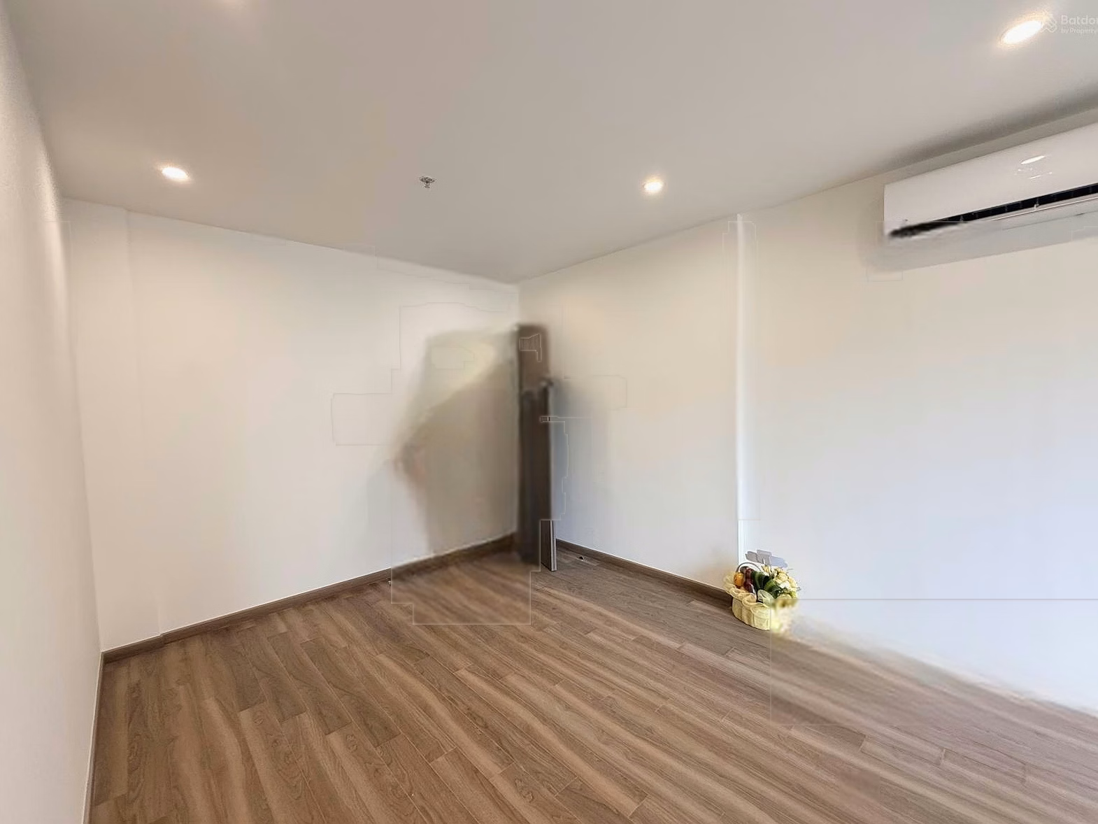 The owner needs to convert so he is selling the super nice 2 bedroom corner apartment BE3
