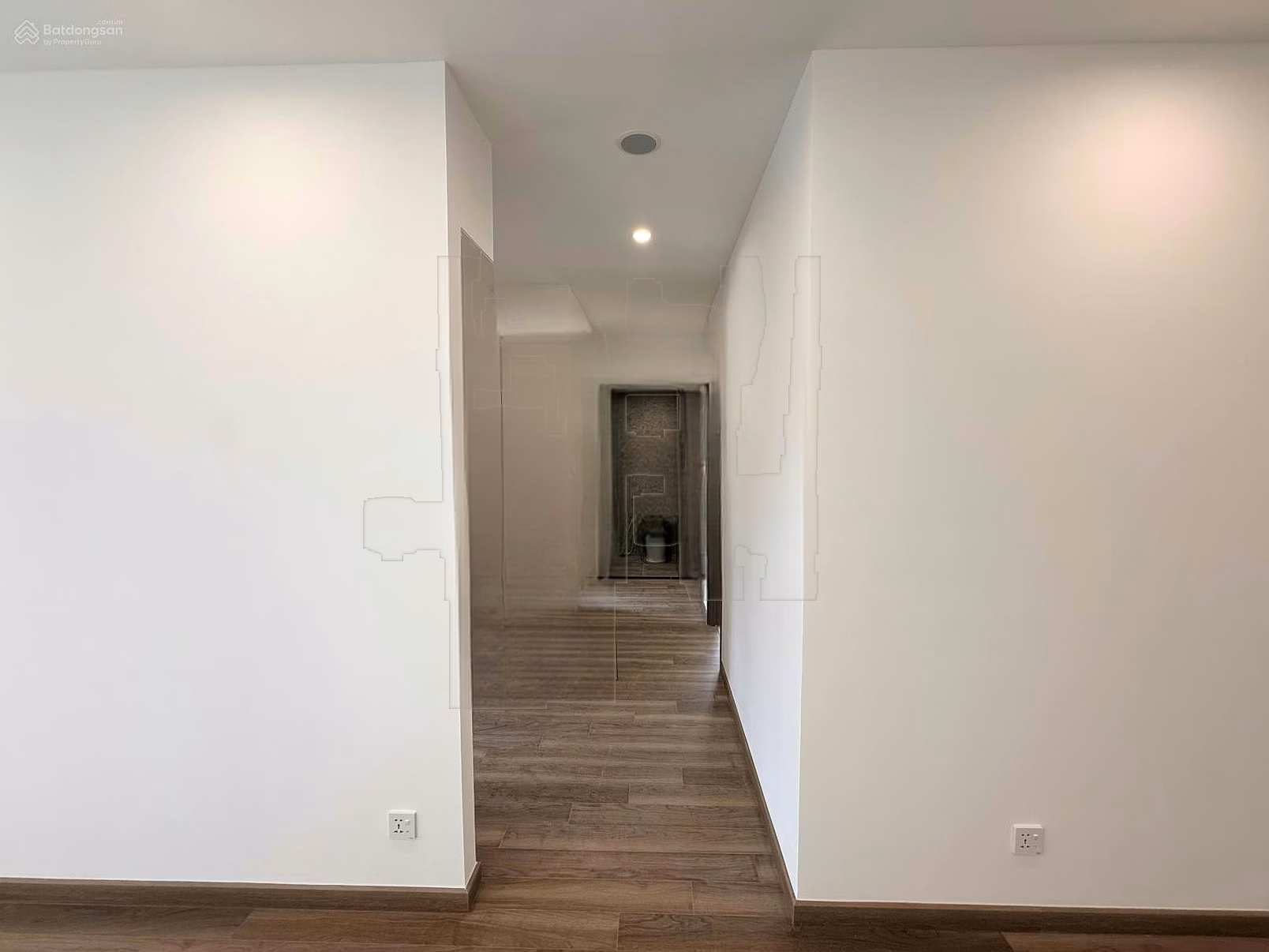 The owner needs to convert so he is selling the super nice 2 bedroom corner apartment BE3